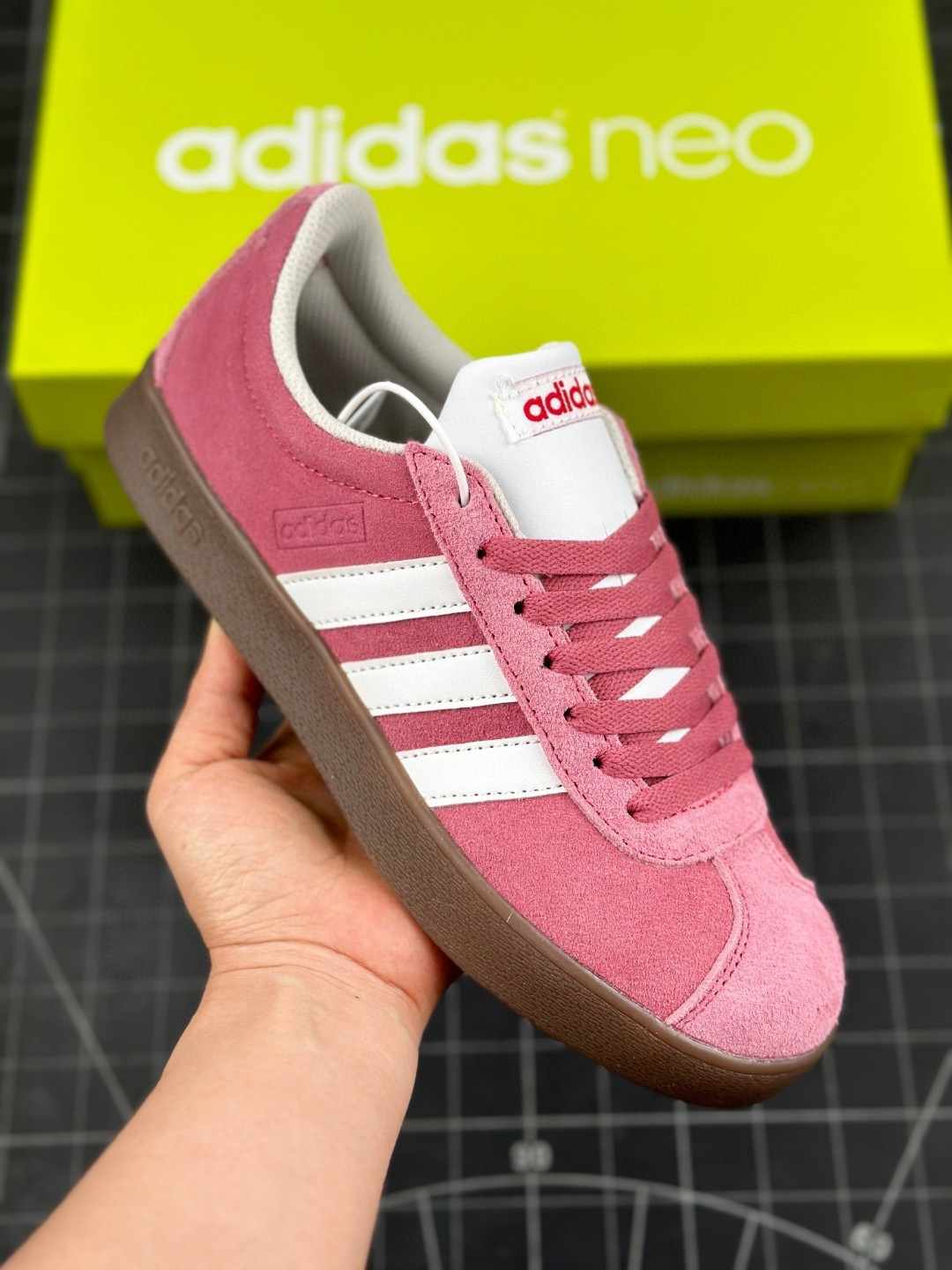 🈴💰120 核心私     
Adidas GAMETALKER  阿迪三叶草时尚潮流板鞋 绒面麂皮防滑耐磨轻便低帮板鞋 
整双鞋以传统的低帮呈现的清新造型 鞋头优先头层反毛皮 中底选择了与德训鞋类似的生胶材质打造
并且厚度十分可观 相信可以将脚感与增高效果双双拿捏
货号：JI0495 X1T4
尺码：36 36.5 37 38 38.5 39 40 40.5 41 42 42.5 43 44