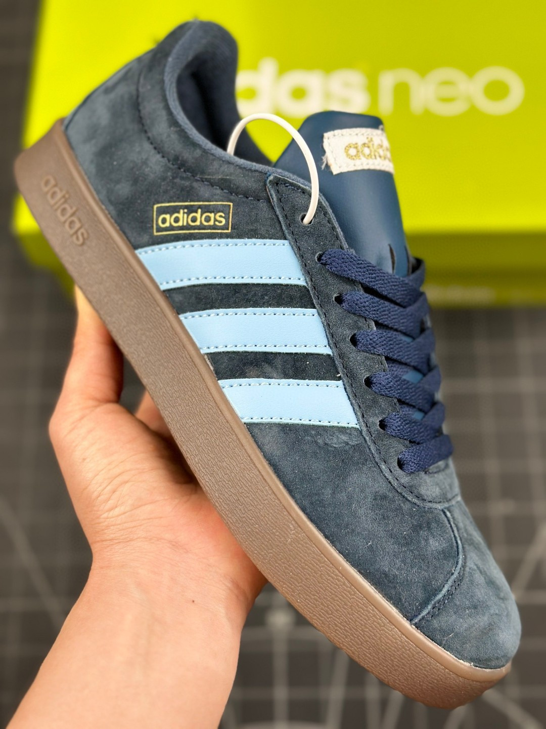 🈴💰120 核心私     
Adidas GAMETALKER  阿迪三叶草时尚潮流板鞋 绒面麂皮防滑耐磨轻便低帮板鞋 
整双鞋以传统的低帮呈现的清新造型 鞋头优先头层反毛皮 中底选择了与德训鞋类似的生胶材质打造
并且厚度十分可观 相信可以将脚感与增高效果双双拿捏
货号：JI0495 X1T4
尺码：36 36.5 37 38 38.5 39 40 40.5 41 42 42.5 43 44