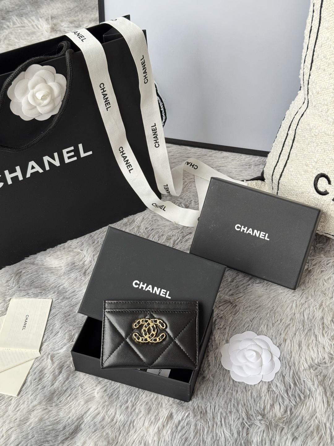 NO:582560,The double-embroidered CHANEL card holder is the most popular this year. The large rhombus and the latest logo are very fashionable card holders!  It can hold many cards and is very practical. It can fit in both large and small bags, model number A7 (0941), size 11.2×7.5×0.5cm, Chanel wallet, chanel, chanel, wallets19860909对版绣花CHANEL 今年最流行得大菱格卡包,大大的菱格加上最新的logo非常时髦片式卡包！可以放很多张卡非常实用,大小包都可以装下款号A7（0941）尺寸11.2×7.5×0.5cm,香奈儿钱包,chanel,chanel,wallets,Bag