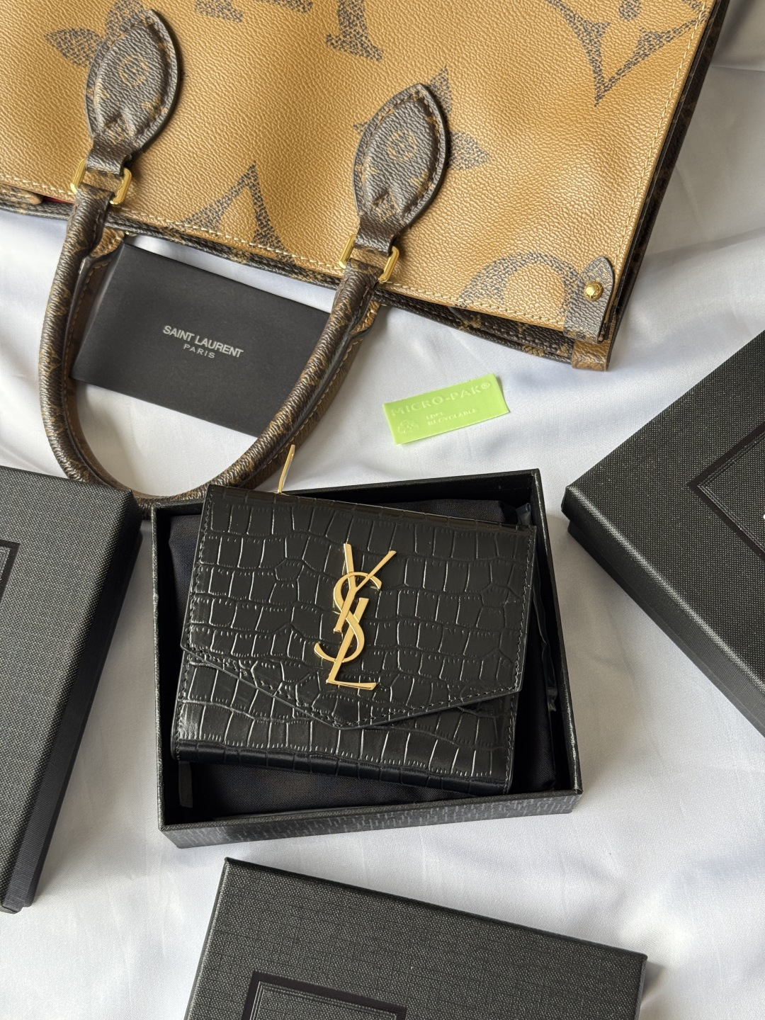 NO:385403,Crocodile leather, super beautiful, finally waited for 2025 new SLP three-fold wallet 'Crocodile leather black gold buckle' original cowhide, slit outer bag on the back, six card slots, one zipper bag, one banknote compartment, four bill compartments Model: 582296 Crocodile leather Size 12.*10*3cm, Saint Laurent wallet, loro piano, saint laurent, wallets, cowhide, crocodile skin19860909鳄鱼皮 超级美 终于等到了 2025 新款SLP三折钱包《鳄鱼皮黑色金扣》原厂牛皮,背面开叉外袋,六个卡片槽,一个拉链袋,一个纸币隔层,四个票据隔层 型号:582296鳄鱼皮 尺寸12.*10*3cm,圣罗兰钱包,loro piana,saint laurent,wallets,cowhide,crocodile skin,Bag