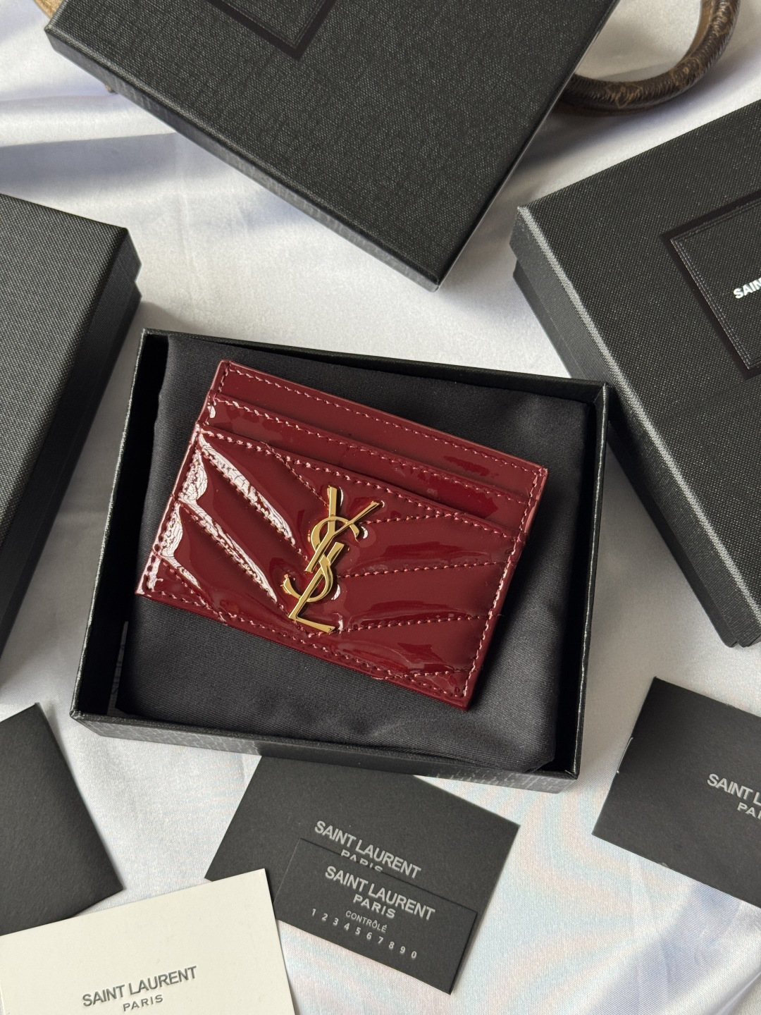 NO:391120,ysl Recent Classic Card Bag Mirror Patent Leather, Cowhide Card Clip Credit Clip Metal Interlocking YSL Standard, Jacquard Revealing Stitch Decoration, Gold Hardware, 5 Card Slots, Mini Cute, Hand-holding, Can be put in the bag Model No. 423291 Size 10x7.5x0.5 cm, Saint Laurent Wallet, saint laurent, saint laurent, wallets, cowhide19860909ysl 最近经典卡包 镜面漆皮,牛皮卡片夹 信用夹金属互扣式YSL标准,提花凸纹缝线装饰,金色五金,5个卡位隔层,迷你可爱,可手拿 可放包里 款号423291 尺寸10x7.5x0.5 cm,圣罗兰钱包,saint laurent,saint laurent,wallets,cowhide,Bag