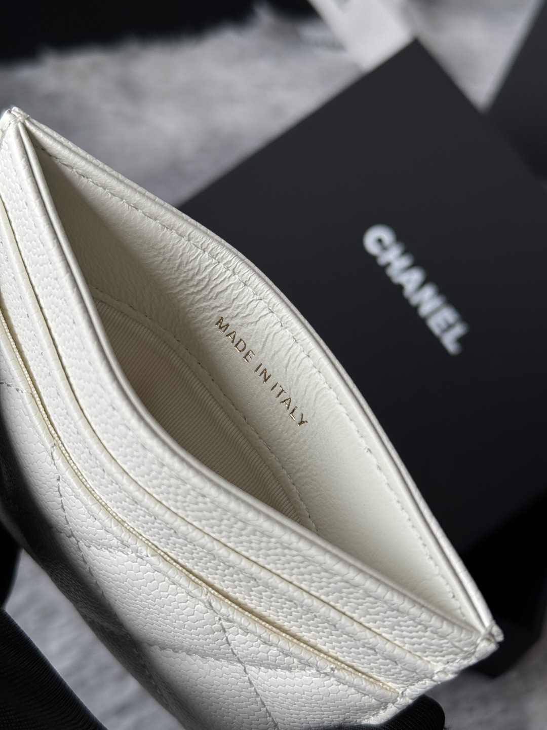 🆕型号ap-3048 CHANEL 22k浮雕lgo大双C五金，官网最新🆕卡包 鱼子酱中球纹牛皮防刮花，