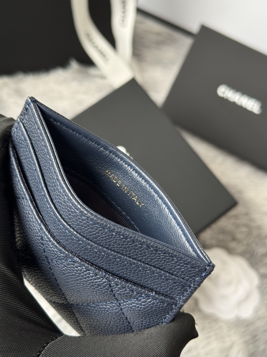 🆕型号ap-3048 CHANEL 22k浮雕lgo大双C五金，官网最新🆕卡包 鱼子酱中球纹牛皮防刮花，