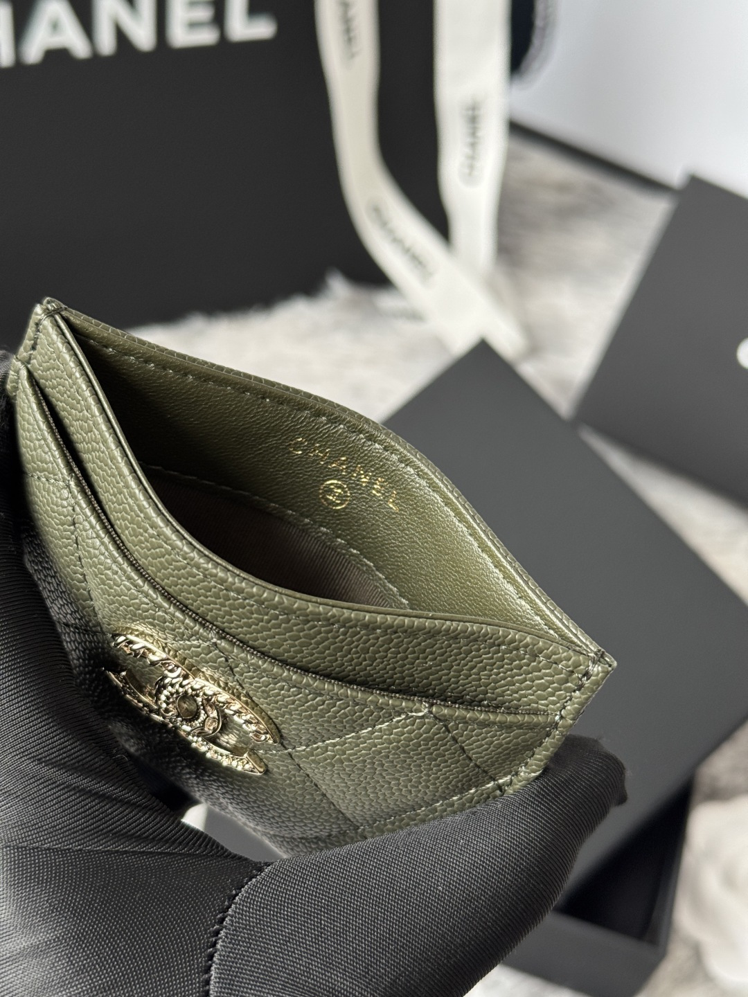 🆕型号ap-3048 CHANEL 22k浮雕lgo大双C五金，官网最新🆕卡包 鱼子酱中球纹牛皮防刮花，