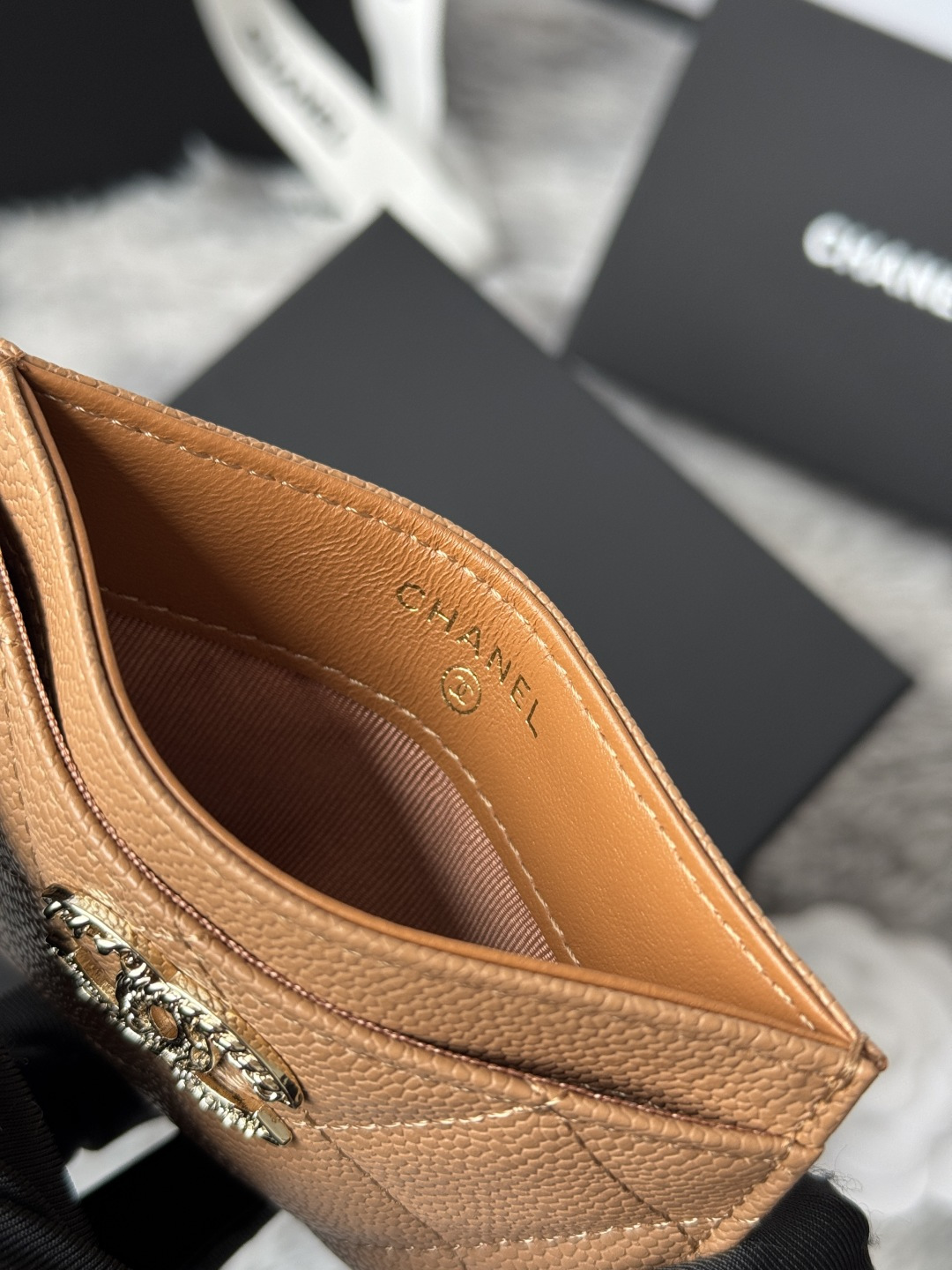 🆕型号ap-3048 CHANEL 22k浮雕lgo大双C五金，官网最新🆕卡包 鱼子酱中球纹牛皮防刮花，