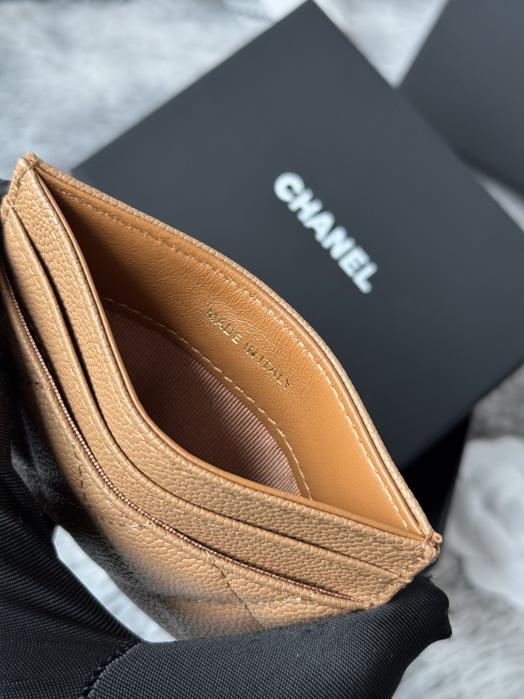 🆕型号ap-3048 CHANEL 22k浮雕lgo大双C五金，官网最新🆕卡包 鱼子酱中球纹牛皮防刮花，