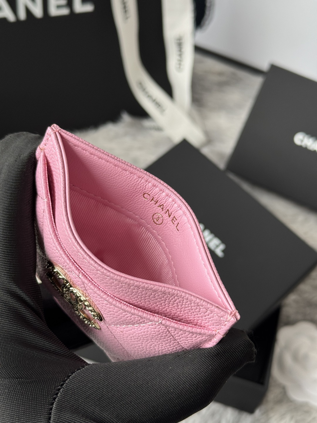 🆕型号ap-3048 CHANEL 22k浮雕lgo大双C五金，官网最新🆕卡包 鱼子酱中球纹牛皮防刮花，