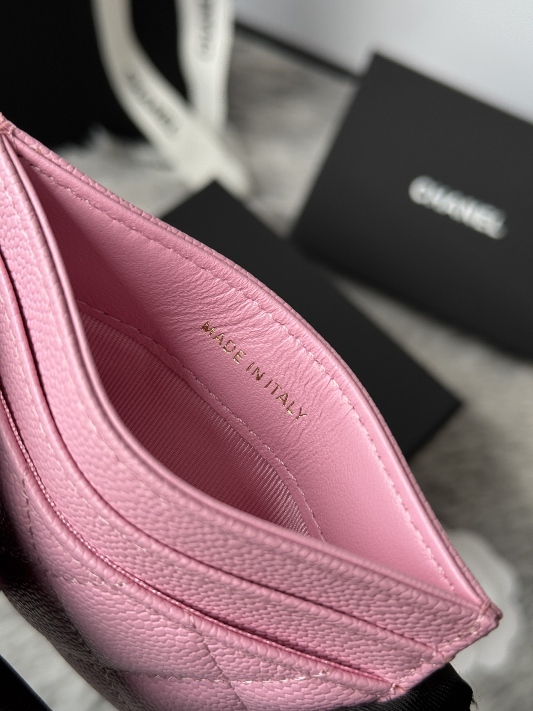 🆕型号ap-3048 CHANEL 22k浮雕lgo大双C五金，官网最新🆕卡包 鱼子酱中球纹牛皮防刮花，