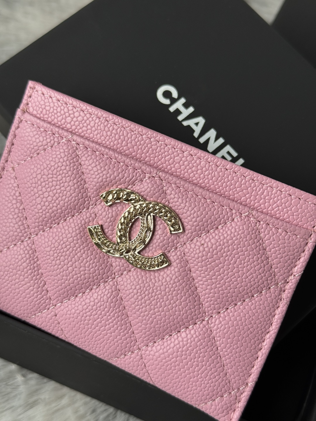 🆕型号ap-3048 CHANEL 22k浮雕lgo大双C五金，官网最新🆕卡包 鱼子酱中球纹牛皮防刮花，