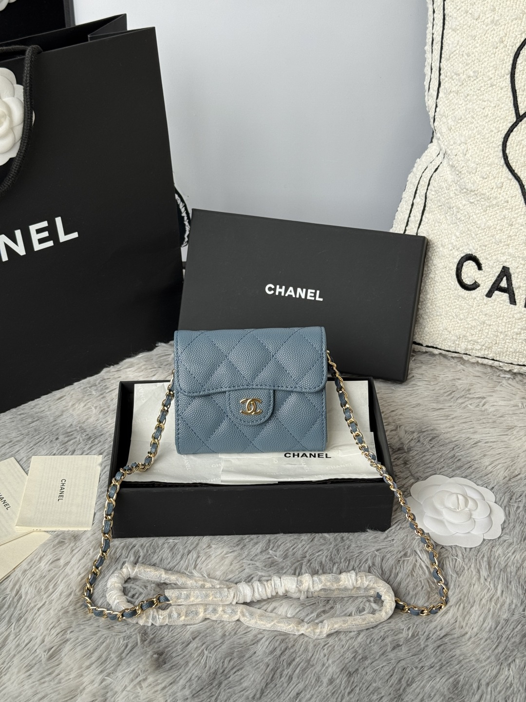 NO:673339,Xiaoxiang chain bag, mini cute version, can hold lipstick, credit card, some small change, model number A81082, size 8.5*12.5*2.5cm, complete package, box card, ribbon and cloth bag. Made of caviar cowhide, original quality, exclusive photography, chanel wallet, chanel, wallets, cowhide19860909小香链条小包,mini可爱版 可以装口红,信用卡 一些小零钱 款号A81082 尺寸8.5*12.5*2.5cm 全套包装,盒子卡片,丝带 布袋都有 鱼子酱牛皮制作,原单品质 独家拍摄,chanel钱包,chanel,wallets,cowhide,欧美剧
