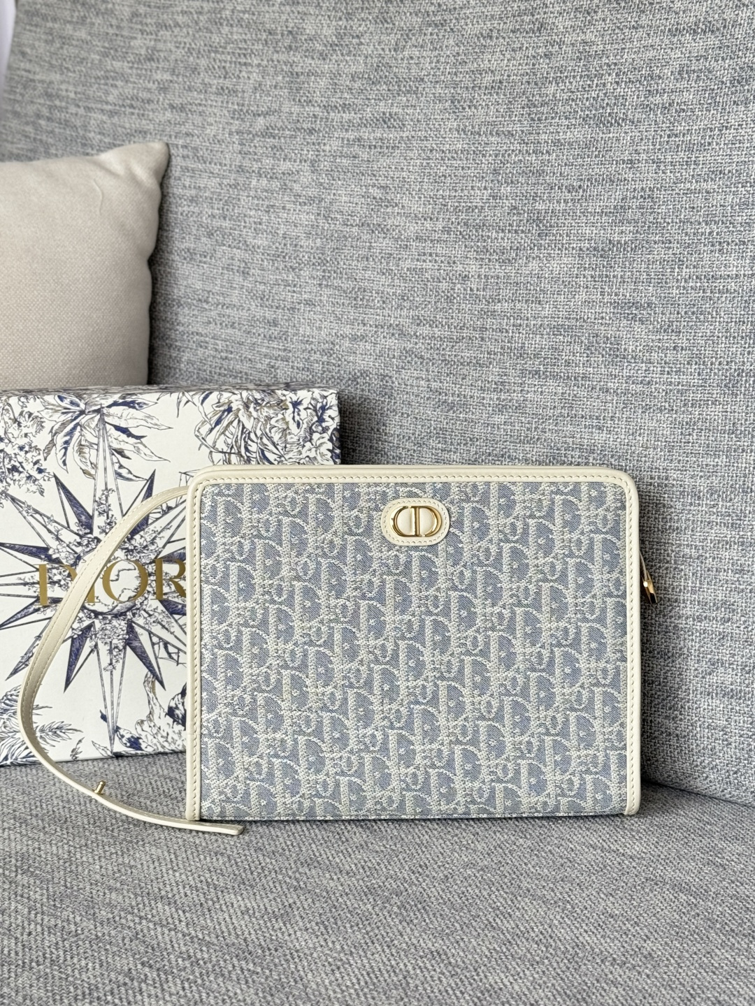 NO:384238,Genuine grade (S2107UTZQ-M928-TU)-3100Dior clutch renovation!! Really delicious. I just sent a Montaigne 30 clutch unboxing. Many babies will ask if 30 is a size? In fact, 30 is just a name. Montaigne 30 is a series under Dior. Its name comes from the Dior brand. The address is 'No. 30 Montaigne Avenue'. Now this is Dior's global headquarter. The prices of Montaigne series bags are mostly around 250,000-30,000. So, I think this 6800 clutch is really cost-effective. Its real size is 26. Like the LV26 wash bag, I also bought the inner liner and shoulder strap on Taobao. This shoulder strap can be adjusted in length. It is only 153 in height. The picture is 5cm shoes with underarm backing. It is very suitable and very good.  So don't worry about being too big, there are many things to hold. The size is 26×19.5×7cm, Dior wallet, dior, dior, louis vuitton, wallets, handbag19860909正品级（S2107UTZQ-M928-TU）-3100Dior手拿包改造!!真的香 刚发了一个蒙田30手拿包的开箱很多宝宝会问30是尺寸吗?其实30只是个名字 蒙田30是Dior旗下的一个系列 其名来源于Dior品牌的全球第一家精品店的地址“蒙田大道30号” 如今这里是Dior的全球总店 蒙田系列的包包价格大多偏于25-3万附近 所以,我认为,这个6800的手拿包性价比真高它的真实尺寸是26,跟LV26洗漱包一样我自己也在淘宝买了内胆和肩带这个肩带可调节长度,三用 本人也就153的身高,图片穿鞋5cm的鞋子腋下背法,很合适,很好看 所以不用担心太大,装得东西也很多尺寸26×19.5×7cm,迪奥钱包,dior,dior,louis vuitton,wallets,handbag,Bag