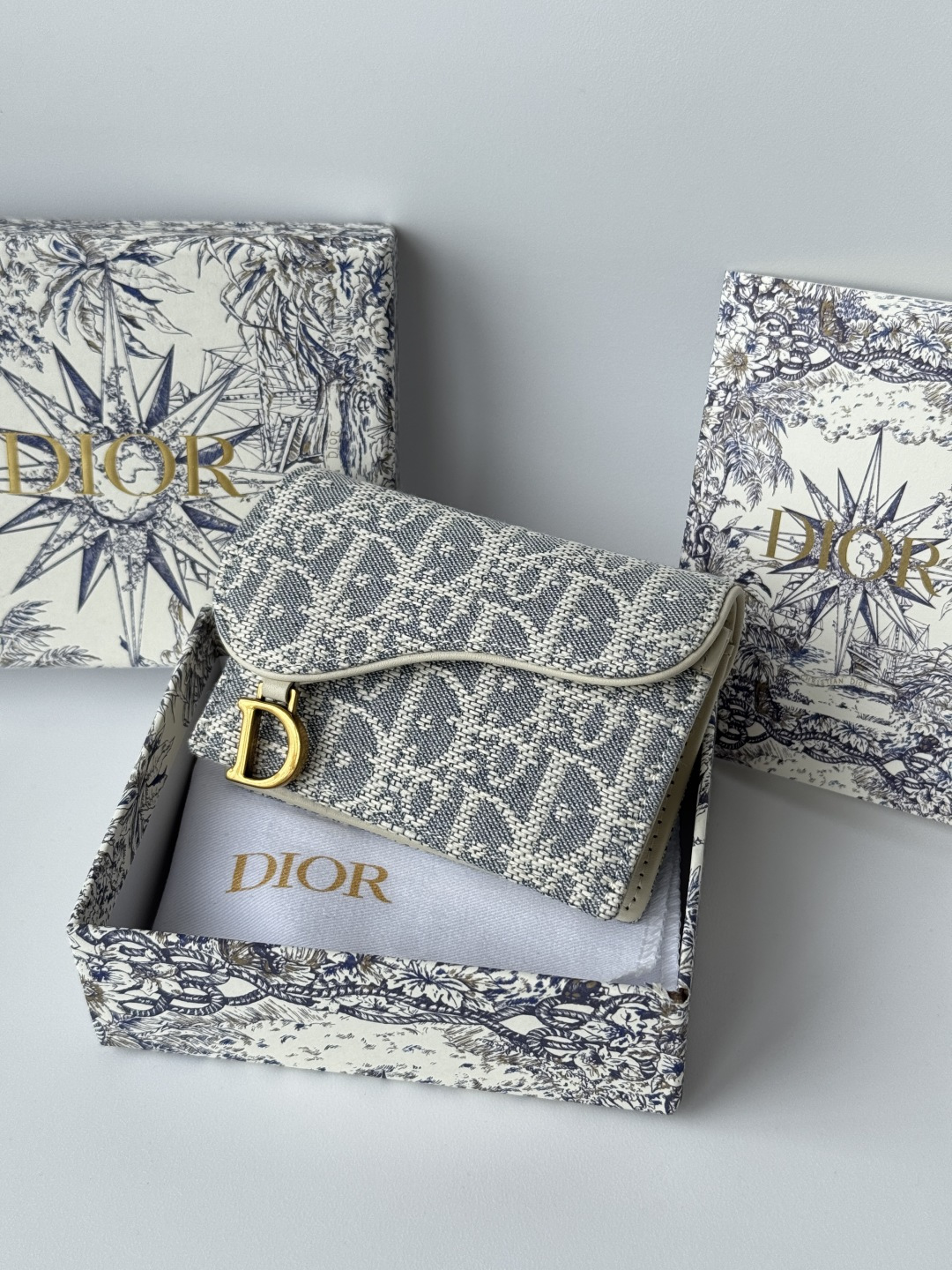 NO:384244,Authentic D-home new saddle small card bag is shipped!  A small one can hold more than a dozen cards and a few cash, which is enough for people today!  Retro and classic Oblique prints, paired with exquisite gold-plated accessories 'D' to add a modern style to the overall style, retro and fashionable... Model number 5611, size 10.5*7, Dior wallet, dior, dior, wallets19860909正品级 D家新款马鞍小卡包出货！小小一只,能放十几张卡和几张现金,对于现在人来说足够用了！复古经典的Oblique印花,搭配精致烫金配饰'D'字样为整体增添摩登风采复古感时尚感十足……款号5611, 尺寸10.5*7,迪奥钱包,dior,dior,wallets,Bag