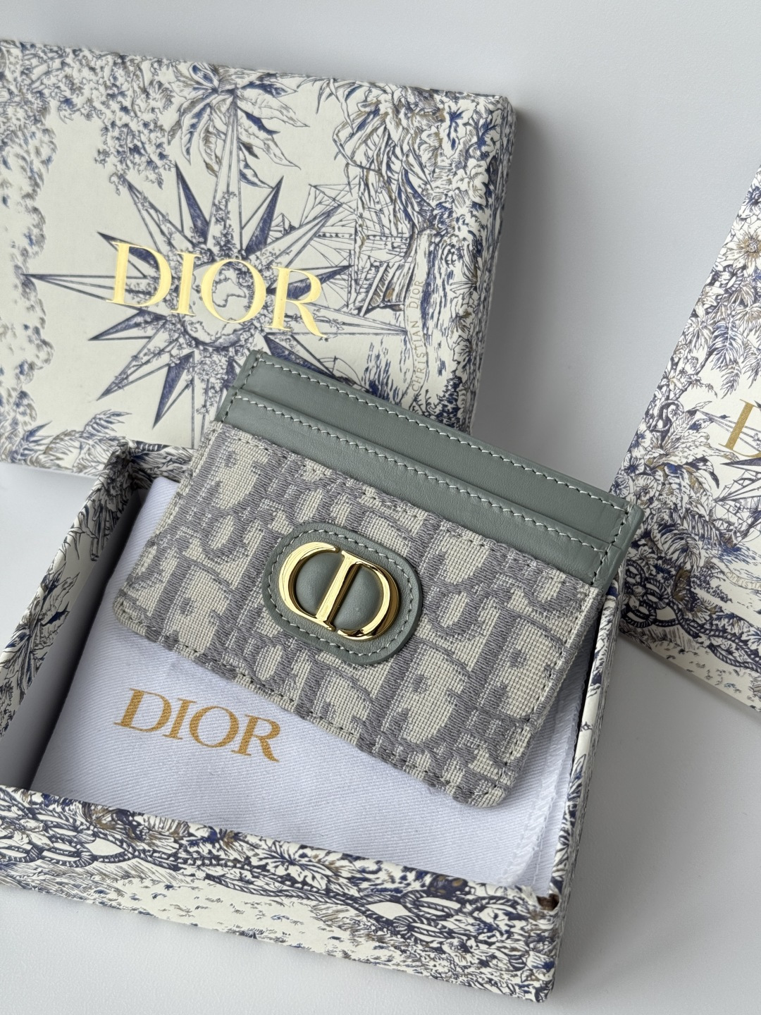 NO:384248,Genuine card clip blue Oblique print No.: S2152 This 30 Montaigne card clip is exquisite and elegant. Made of blue jacquard fabric, Oblique print is carefully decorated with CD logo on the front. Practical and exquisite, can store small daily necessities and can easily fit into various handbags. The front is decorated with CD logo 2 card slots 1 patch pocket Size 10 x 7.5 x 0.5 cm, Dior wallet, dior, wallets19860909正品级 卡夹 蓝色 Oblique 印花 编号: S2152 这款 30 Montaigne 卡夹精致典雅.采用蓝色提花面料制作,Oblique 印花精心装饰,正面饰以CD标志.实用精巧,可收纳小件日常用品,可轻松放入各式手袋中. 正面饰以CD标志 2 个卡槽 1 个贴袋 尺寸10 x 7.5 x 0.5 厘米,迪奥钱包,dior,wallets,Bag