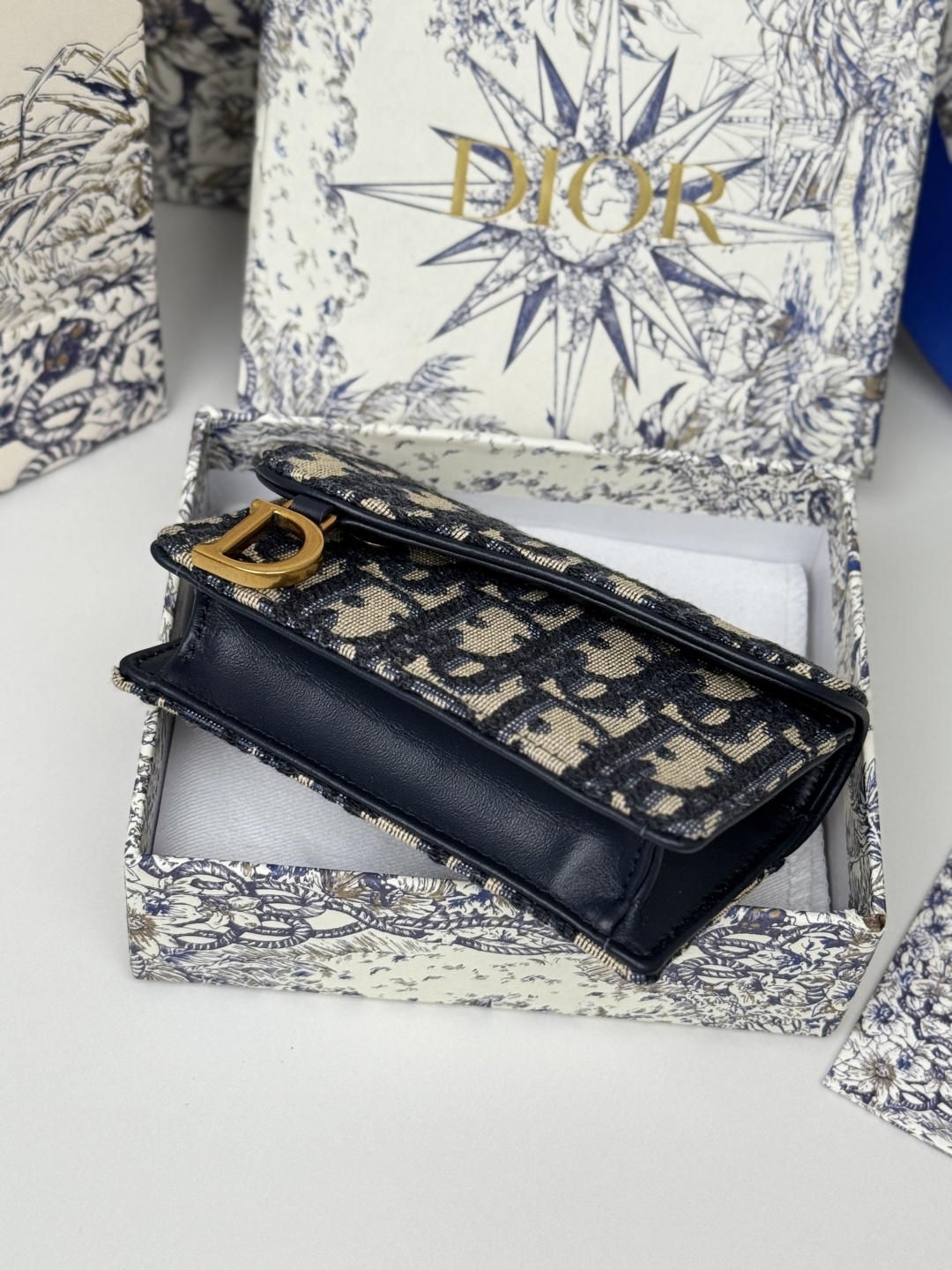 💰190💰dior专用面料D家新款马鞍小卡包出货！小小一只，能放十几张卡和几张现金，对于现在人来说足够用了！复古经典的Oblique印花，搭配精致烫金配饰"D"字样为整体增添摩登风采复古感时尚感十足……款号5611， 尺寸：10.5*7cm