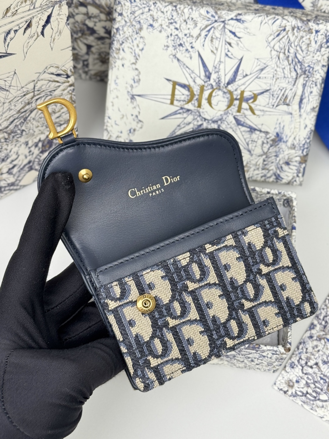 💰190💰dior专用面料D家新款马鞍小卡包出货！小小一只，能放十几张卡和几张现金，对于现在人来说足够用了！复古经典的Oblique印花，搭配精致烫金配饰"D"字样为整体增添摩登风采复古感时尚感十足……款号5611， 尺寸：10.5*7cm