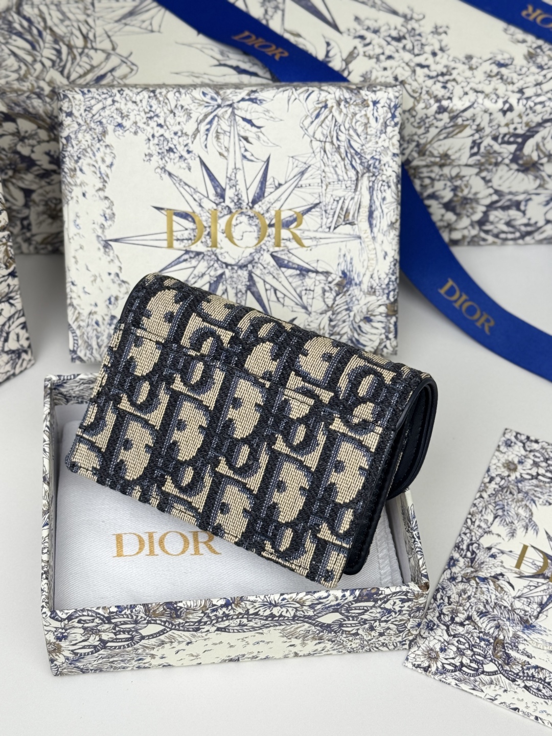 💰190💰dior专用面料D家新款马鞍小卡包出货！小小一只，能放十几张卡和几张现金，对于现在人来说足够用了！复古经典的Oblique印花，搭配精致烫金配饰"D"字样为整体增添摩登风采复古感时尚感十足……款号5611， 尺寸：10.5*7cm