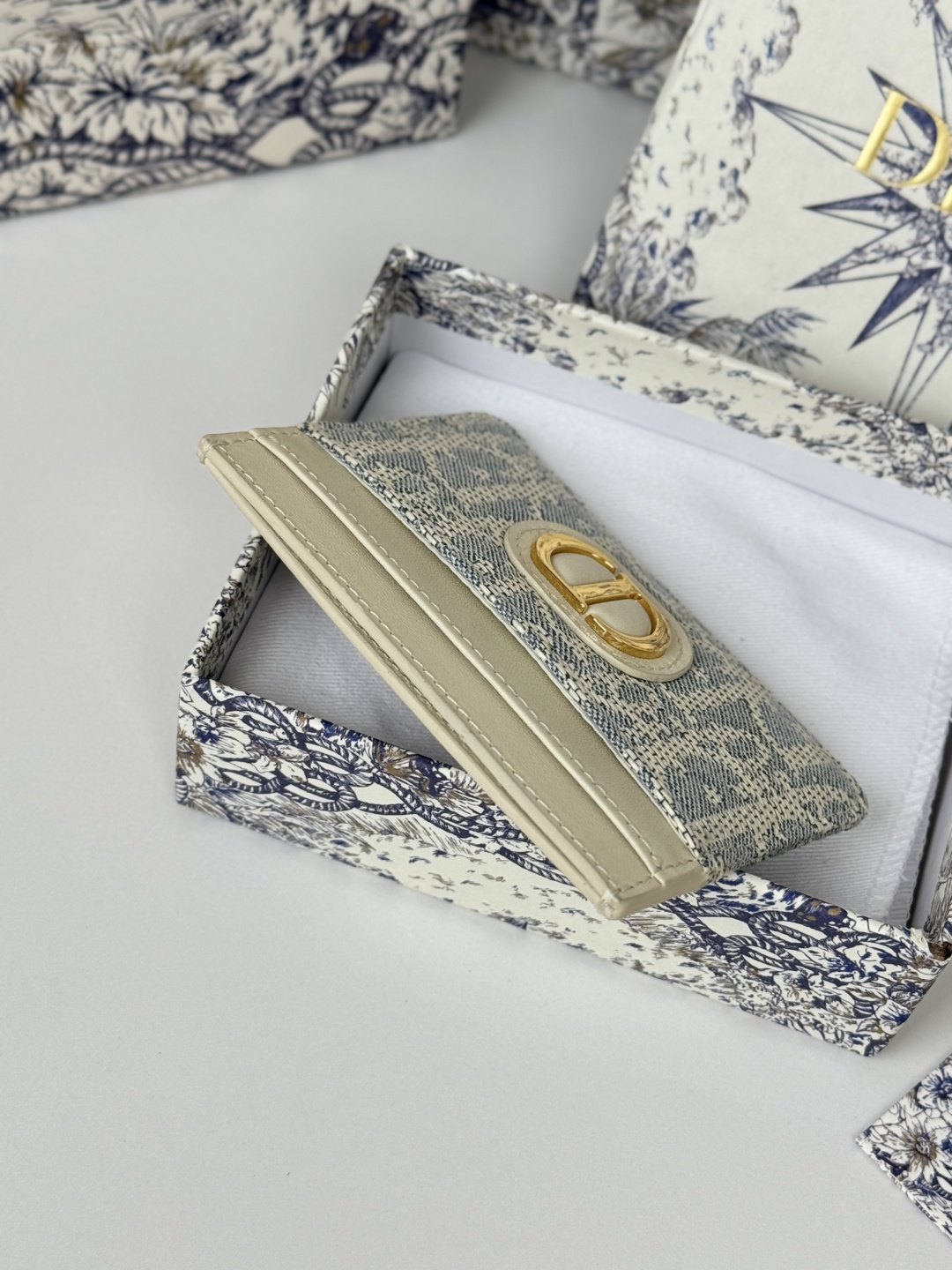 💰170💰卡夹
蓝色 Oblique 印花
编号: S2152
这款 30 Montaigne 卡夹精致典雅。采用蓝色提花面料制作,Oblique 印花精心装饰,正面饰以CD标志。实用精巧,可收纳小件日常用品,可轻松放入各式手袋中。
正面饰以CD标志
2 个卡槽
1 个贴袋
尺寸:10 x 7.5 x 0.5 厘米