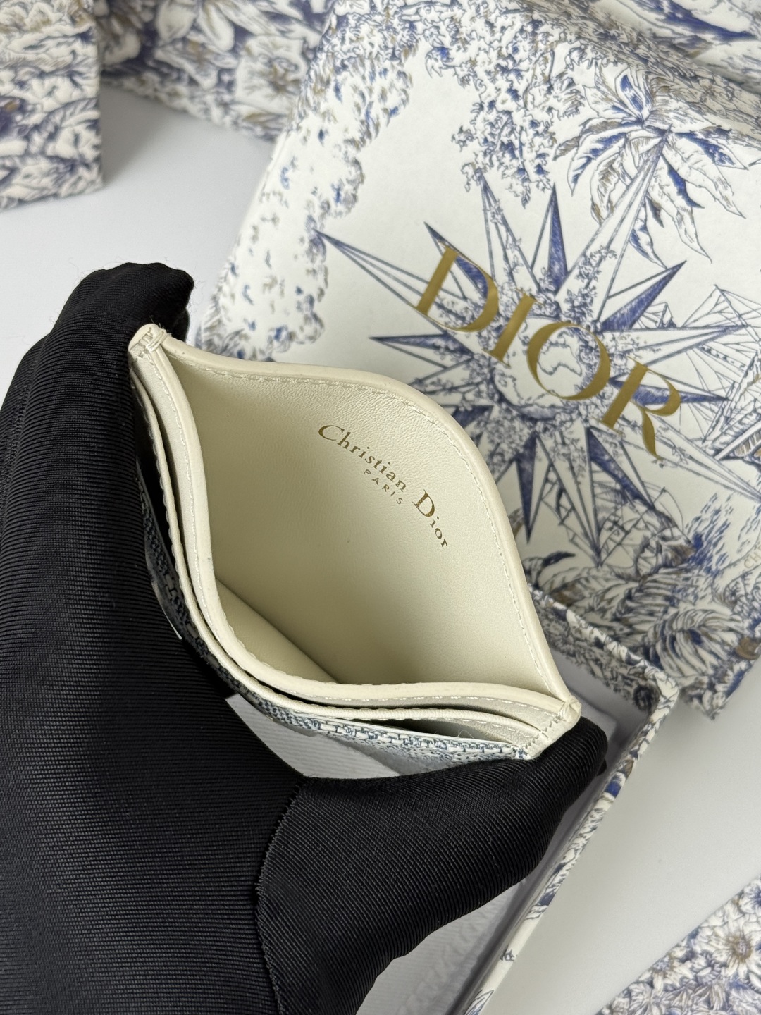 💰170💰卡夹
蓝色 Oblique 印花
编号: S2152
这款 30 Montaigne 卡夹精致典雅。采用蓝色提花面料制作,Oblique 印花精心装饰,正面饰以CD标志。实用精巧,可收纳小件日常用品,可轻松放入各式手袋中。
正面饰以CD标志
2 个卡槽
1 个贴袋
尺寸:10 x 7.5 x 0.5 厘米