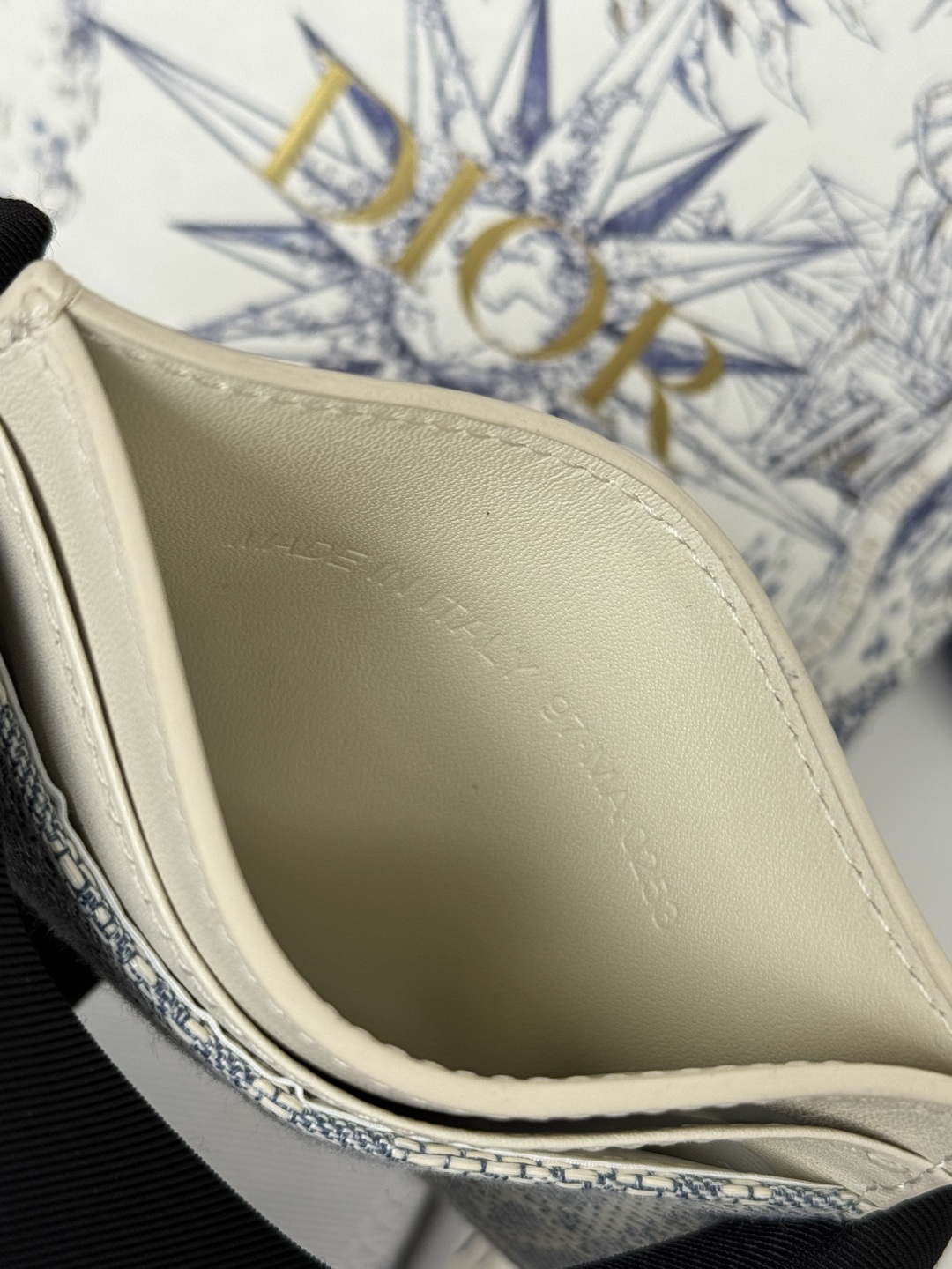 💰170💰卡夹
蓝色 Oblique 印花
编号: S2152
这款 30 Montaigne 卡夹精致典雅。采用蓝色提花面料制作,Oblique 印花精心装饰,正面饰以CD标志。实用精巧,可收纳小件日常用品,可轻松放入各式手袋中。
正面饰以CD标志
2 个卡槽
1 个贴袋
尺寸:10 x 7.5 x 0.5 厘米