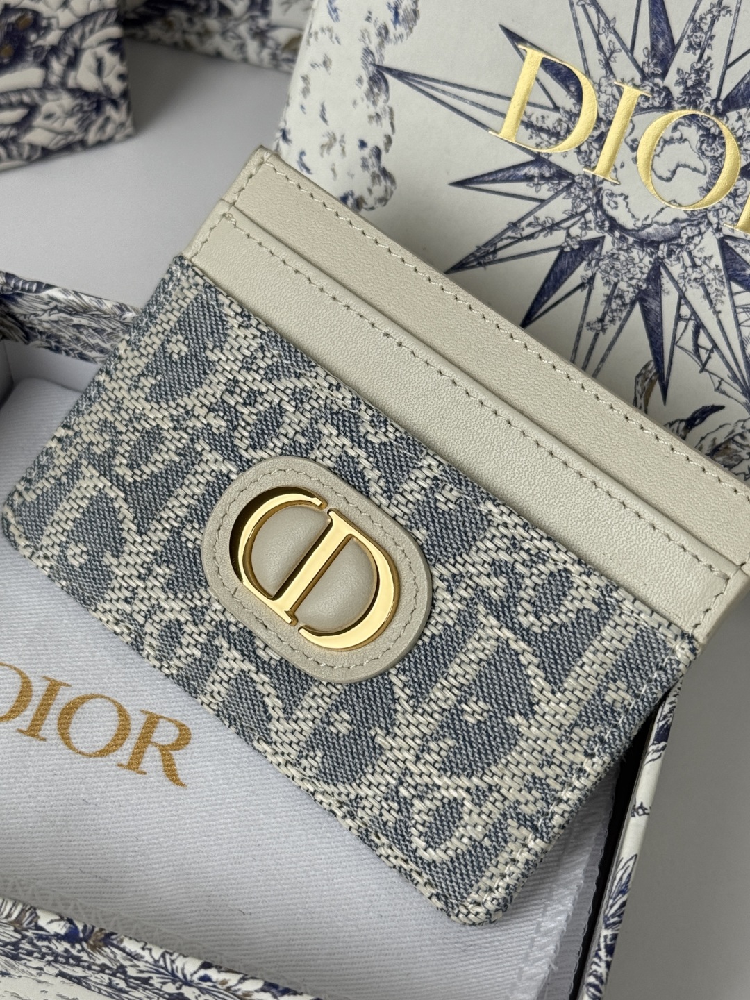 💰170💰卡夹
蓝色 Oblique 印花
编号: S2152
这款 30 Montaigne 卡夹精致典雅。采用蓝色提花面料制作,Oblique 印花精心装饰,正面饰以CD标志。实用精巧,可收纳小件日常用品,可轻松放入各式手袋中。
正面饰以CD标志
2 个卡槽
1 个贴袋
尺寸:10 x 7.5 x 0.5 厘米