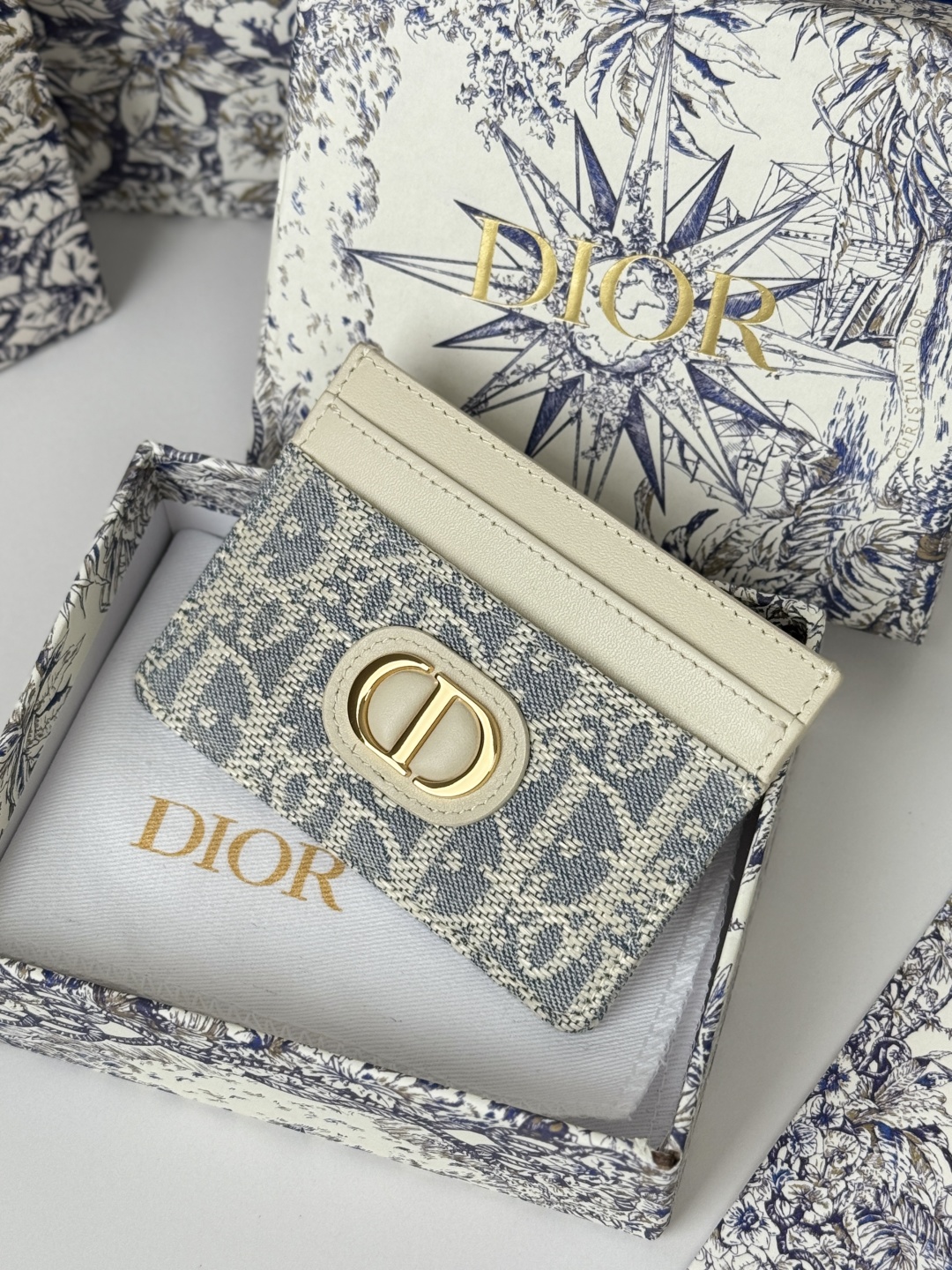 💰170💰卡夹
蓝色 Oblique 印花
编号: S2152
这款 30 Montaigne 卡夹精致典雅。采用蓝色提花面料制作,Oblique 印花精心装饰,正面饰以CD标志。实用精巧,可收纳小件日常用品,可轻松放入各式手袋中。
正面饰以CD标志
2 个卡槽
1 个贴袋
尺寸:10 x 7.5 x 0.5 厘米