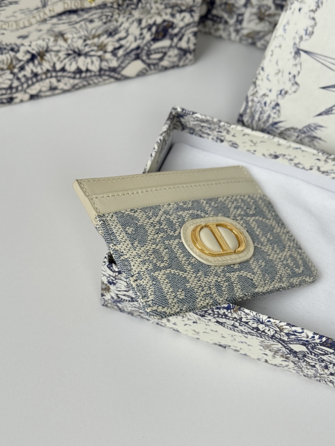 💰170💰卡夹
蓝色 Oblique 印花
编号: S2152
这款 30 Montaigne 卡夹精致典雅。采用蓝色提花面料制作,Oblique 印花精心装饰,正面饰以CD标志。实用精巧,可收纳小件日常用品,可轻松放入各式手袋中。
正面饰以CD标志
2 个卡槽
1 个贴袋
尺寸:10 x 7.5 x 0.5 厘米