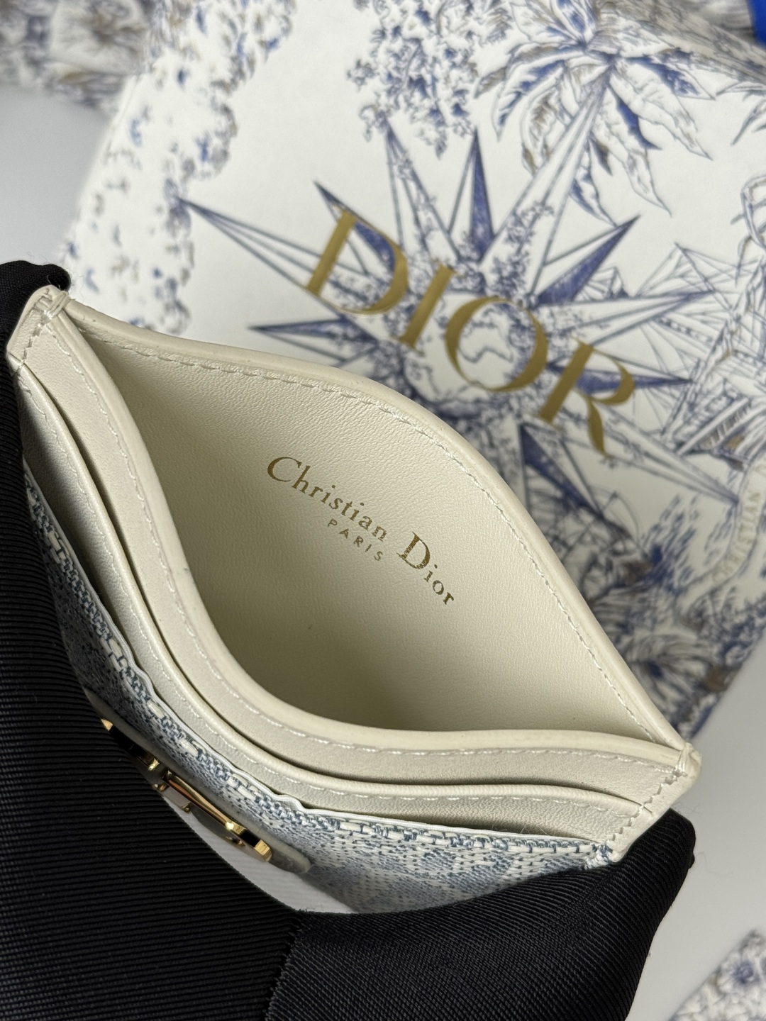💰170💰卡夹
蓝色 Oblique 印花
编号: S2152
这款 30 Montaigne 卡夹精致典雅。采用蓝色提花面料制作,Oblique 印花精心装饰,正面饰以CD标志。实用精巧,可收纳小件日常用品,可轻松放入各式手袋中。
正面饰以CD标志
2 个卡槽
1 个贴袋
尺寸:10 x 7.5 x 0.5 厘米