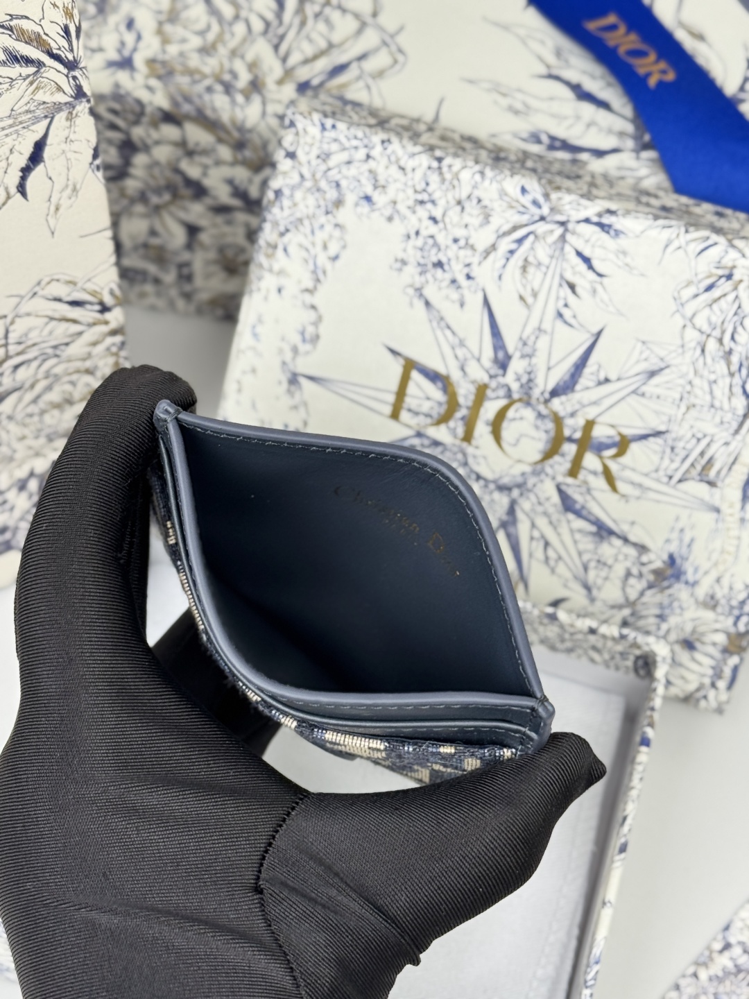 💰170💰卡夹
蓝色 Oblique 印花
编号: S2152
这款 30 Montaigne 卡夹精致典雅。采用蓝色提花面料制作,Oblique 印花精心装饰,正面饰以CD标志。实用精巧,可收纳小件日常用品,可轻松放入各式手袋中。
正面饰以CD标志
2 个卡槽
1 个贴袋
尺寸:10 x 7.5 x 0.5 厘米