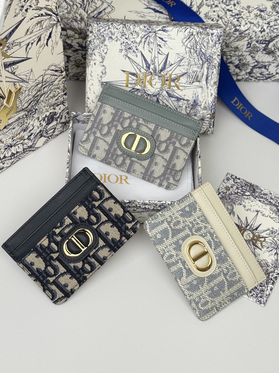 💰170💰卡夹
蓝色 Oblique 印花
编号: S2152
这款 30 Montaigne 卡夹精致典雅。采用蓝色提花面料制作,Oblique 印花精心装饰,正面饰以CD标志。实用精巧,可收纳小件日常用品,可轻松放入各式手袋中。
正面饰以CD标志
2 个卡槽
1 个贴袋
尺寸:10 x 7.5 x 0.5 厘米