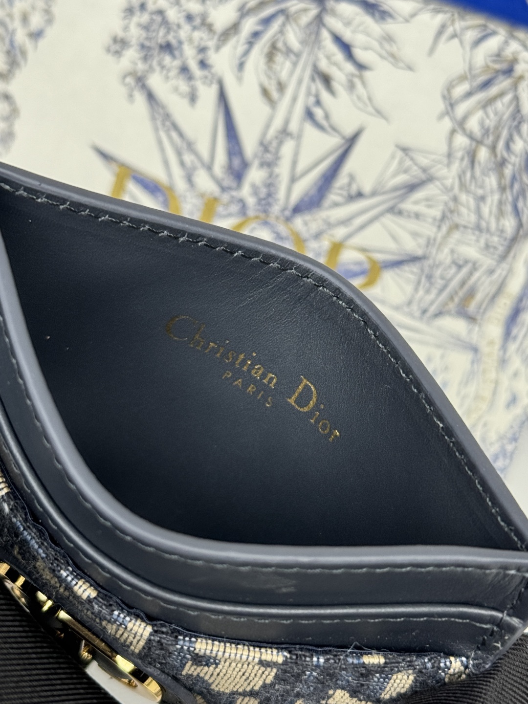 💰170💰卡夹
蓝色 Oblique 印花
编号: S2152
这款 30 Montaigne 卡夹精致典雅。采用蓝色提花面料制作,Oblique 印花精心装饰,正面饰以CD标志。实用精巧,可收纳小件日常用品,可轻松放入各式手袋中。
正面饰以CD标志
2 个卡槽
1 个贴袋
尺寸:10 x 7.5 x 0.5 厘米