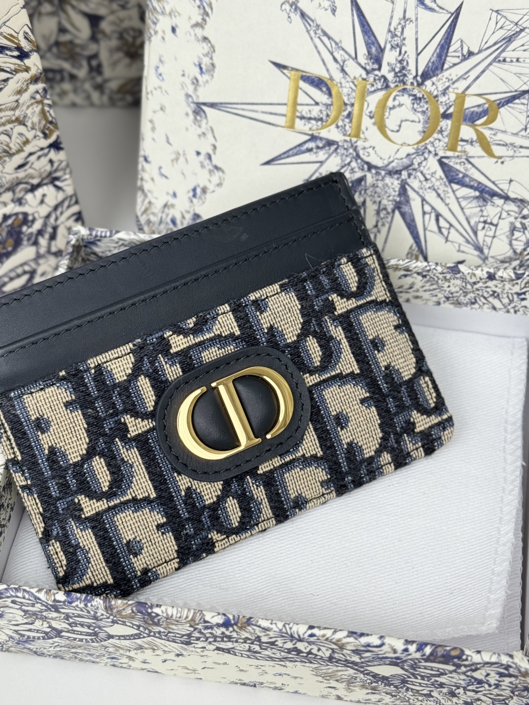 💰170💰卡夹
蓝色 Oblique 印花
编号: S2152
这款 30 Montaigne 卡夹精致典雅。采用蓝色提花面料制作,Oblique 印花精心装饰,正面饰以CD标志。实用精巧,可收纳小件日常用品,可轻松放入各式手袋中。
正面饰以CD标志
2 个卡槽
1 个贴袋
尺寸:10 x 7.5 x 0.5 厘米