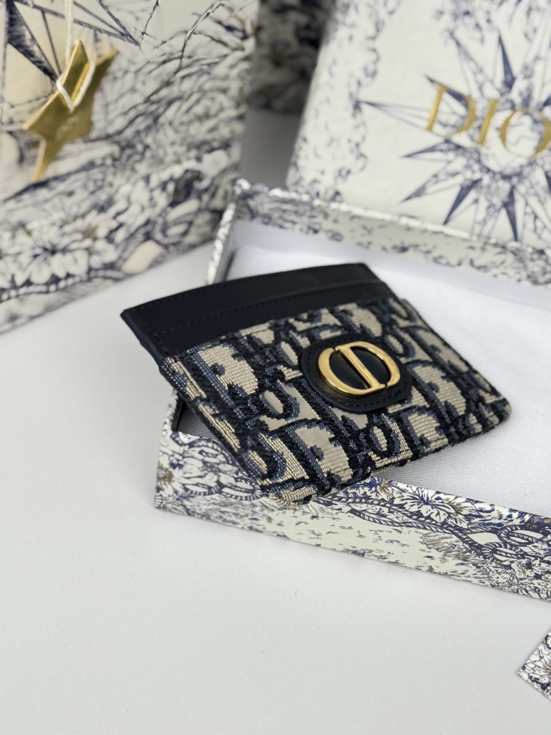 💰170💰卡夹
蓝色 Oblique 印花
编号: S2152
这款 30 Montaigne 卡夹精致典雅。采用蓝色提花面料制作,Oblique 印花精心装饰,正面饰以CD标志。实用精巧,可收纳小件日常用品,可轻松放入各式手袋中。
正面饰以CD标志
2 个卡槽
1 个贴袋
尺寸:10 x 7.5 x 0.5 厘米