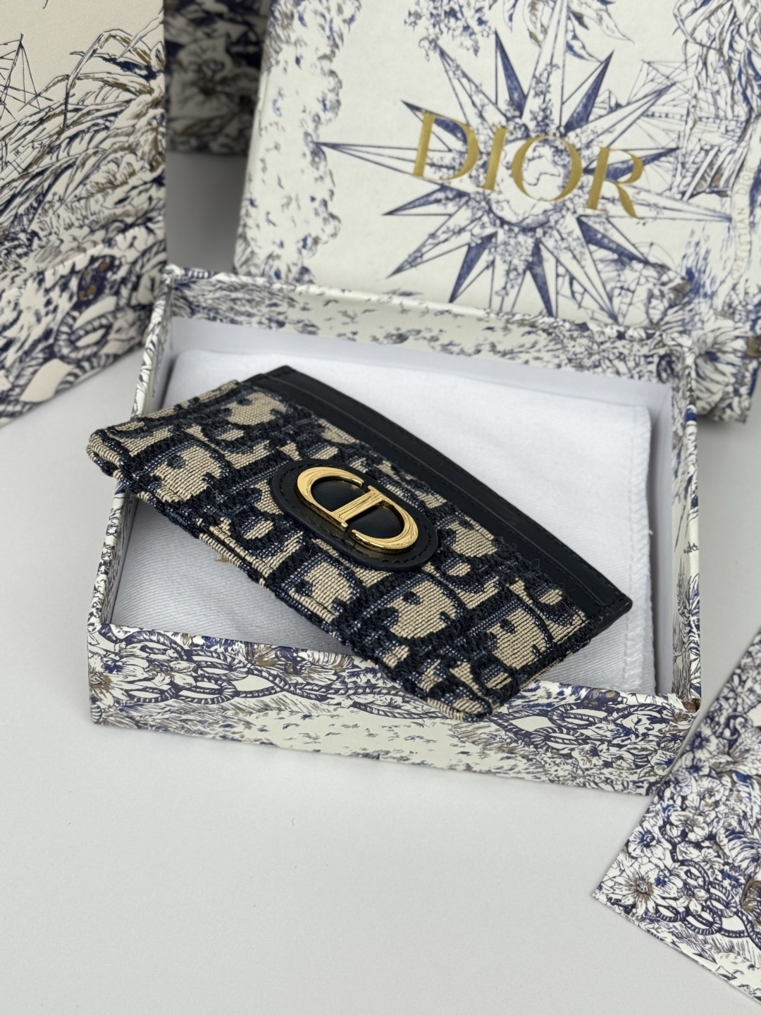 💰170💰卡夹
蓝色 Oblique 印花
编号: S2152
这款 30 Montaigne 卡夹精致典雅。采用蓝色提花面料制作,Oblique 印花精心装饰,正面饰以CD标志。实用精巧,可收纳小件日常用品,可轻松放入各式手袋中。
正面饰以CD标志
2 个卡槽
1 个贴袋
尺寸:10 x 7.5 x 0.5 厘米
