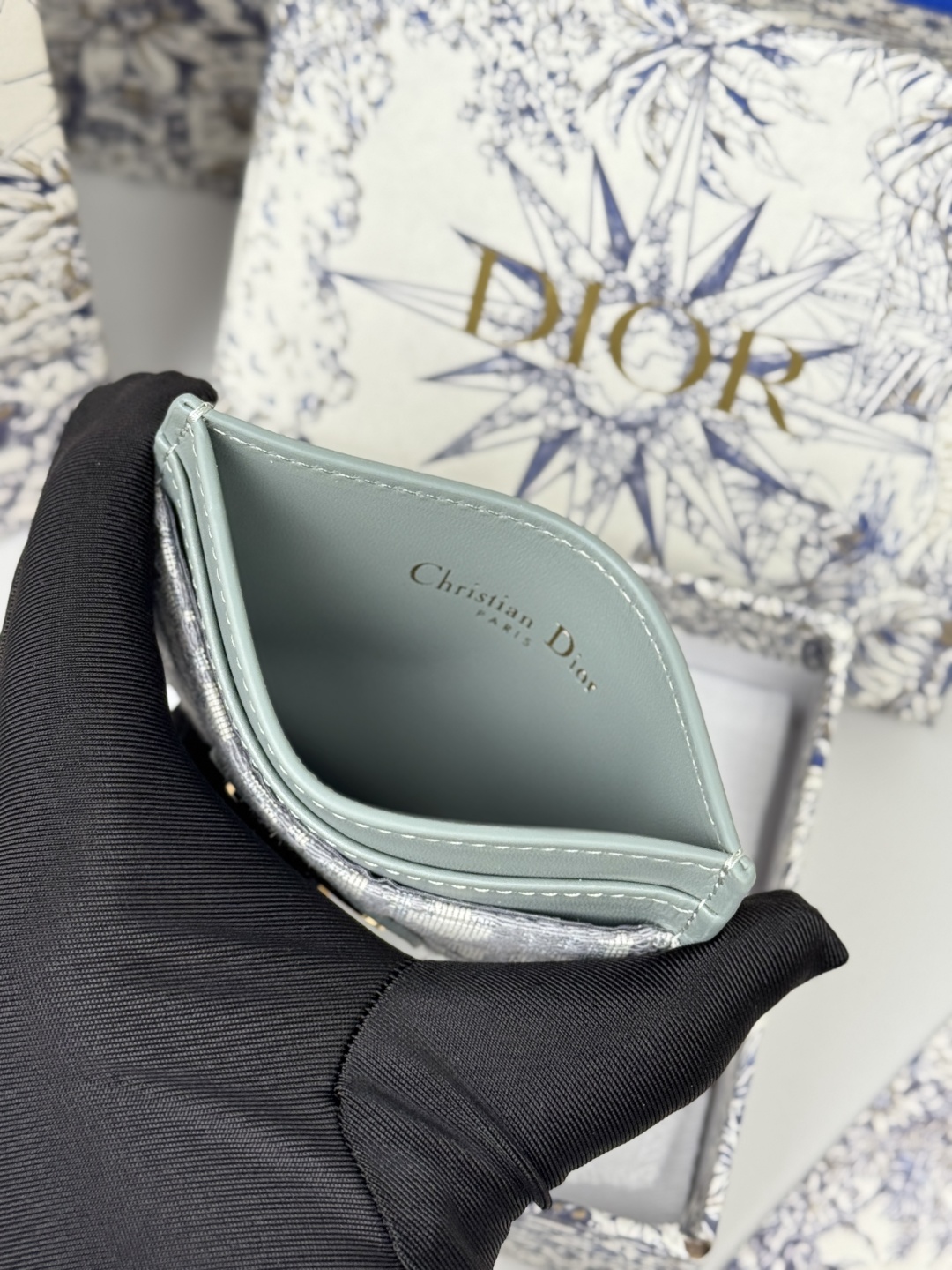 💰170💰卡夹
蓝色 Oblique 印花
编号: S2152
这款 30 Montaigne 卡夹精致典雅。采用蓝色提花面料制作,Oblique 印花精心装饰,正面饰以CD标志。实用精巧,可收纳小件日常用品,可轻松放入各式手袋中。
正面饰以CD标志
2 个卡槽
1 个贴袋
尺寸:10 x 7.5 x 0.5 厘米