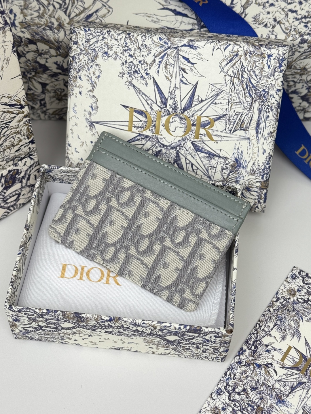 💰170💰卡夹
蓝色 Oblique 印花
编号: S2152
这款 30 Montaigne 卡夹精致典雅。采用蓝色提花面料制作,Oblique 印花精心装饰,正面饰以CD标志。实用精巧,可收纳小件日常用品,可轻松放入各式手袋中。
正面饰以CD标志
2 个卡槽
1 个贴袋
尺寸:10 x 7.5 x 0.5 厘米