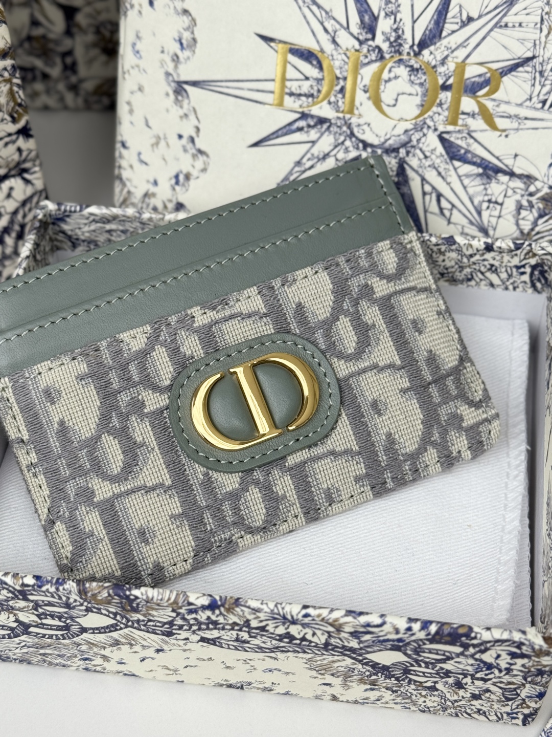 💰170💰卡夹
蓝色 Oblique 印花
编号: S2152
这款 30 Montaigne 卡夹精致典雅。采用蓝色提花面料制作,Oblique 印花精心装饰,正面饰以CD标志。实用精巧,可收纳小件日常用品,可轻松放入各式手袋中。
正面饰以CD标志
2 个卡槽
1 个贴袋
尺寸:10 x 7.5 x 0.5 厘米