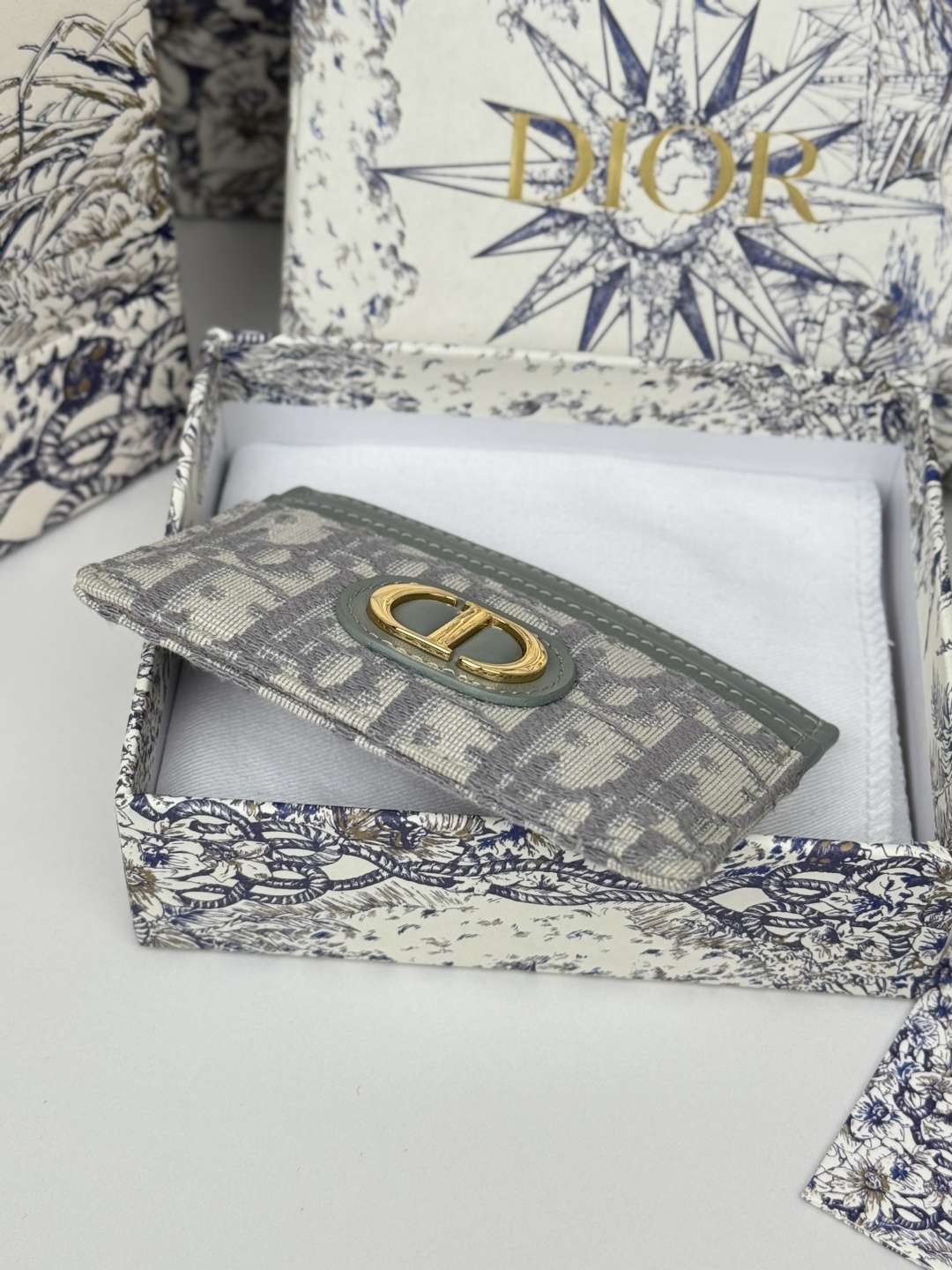 💰170💰卡夹
蓝色 Oblique 印花
编号: S2152
这款 30 Montaigne 卡夹精致典雅。采用蓝色提花面料制作,Oblique 印花精心装饰,正面饰以CD标志。实用精巧,可收纳小件日常用品,可轻松放入各式手袋中。
正面饰以CD标志
2 个卡槽
1 个贴袋
尺寸:10 x 7.5 x 0.5 厘米