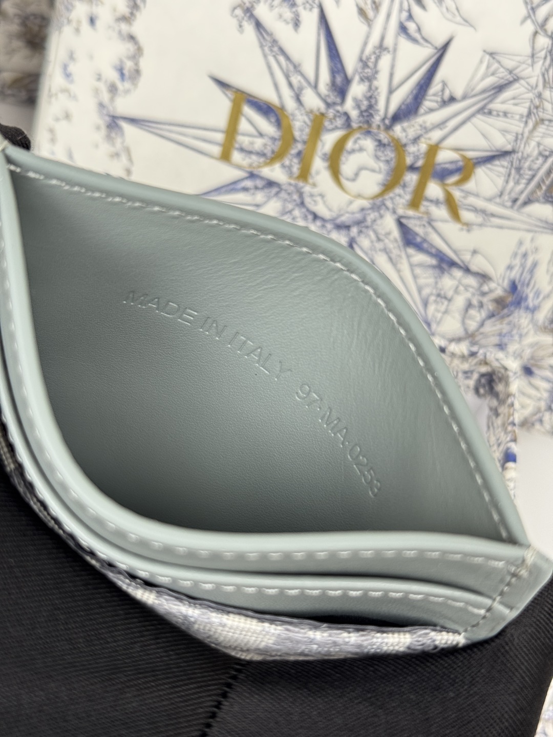 💰170💰卡夹
蓝色 Oblique 印花
编号: S2152
这款 30 Montaigne 卡夹精致典雅。采用蓝色提花面料制作,Oblique 印花精心装饰,正面饰以CD标志。实用精巧,可收纳小件日常用品,可轻松放入各式手袋中。
正面饰以CD标志
2 个卡槽
1 个贴袋
尺寸:10 x 7.5 x 0.5 厘米