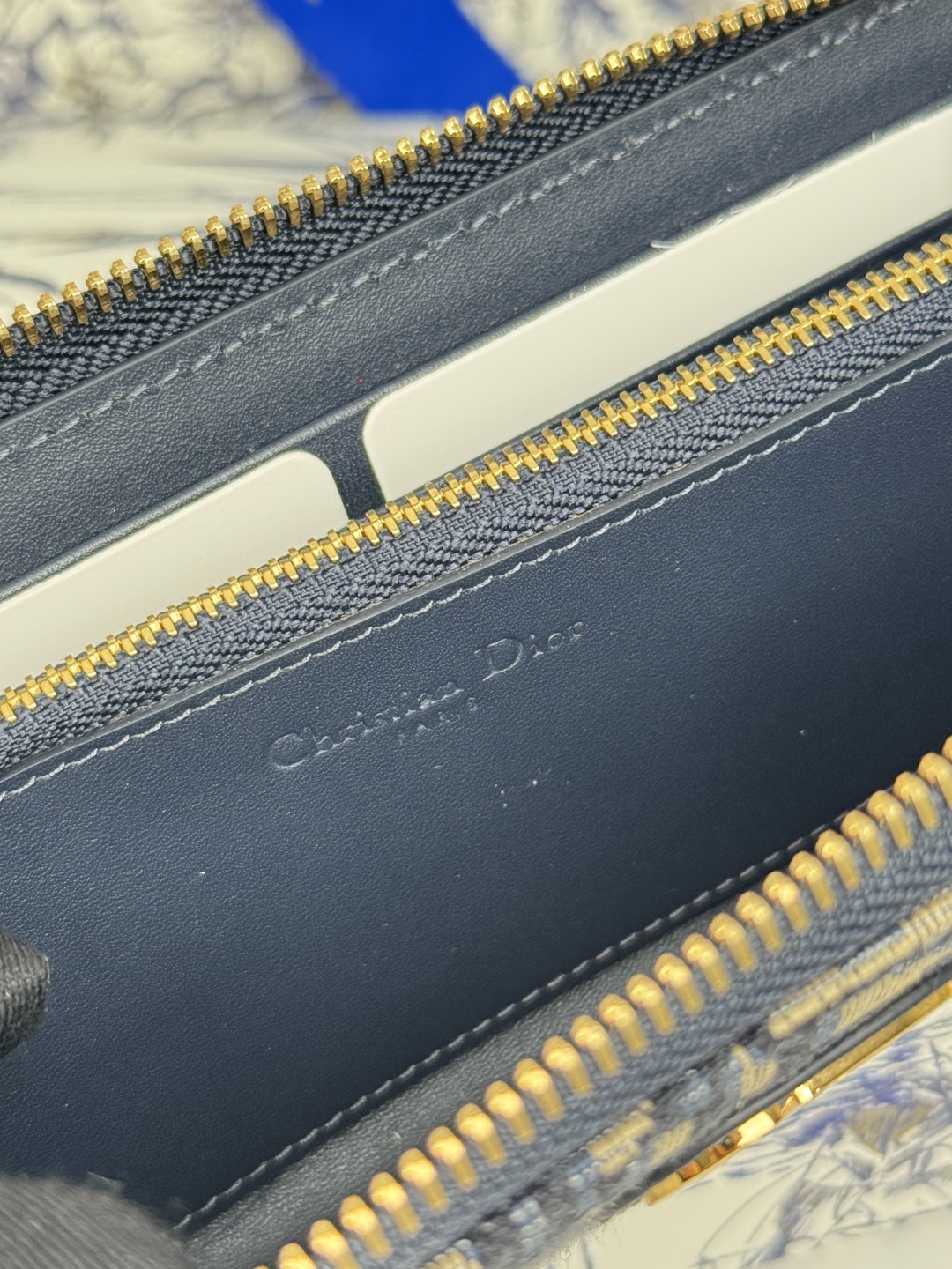 💰270💰dior 长款拉链钱包，提花布 Dior Oblique 搭配深蓝色头层牛皮，容量大双隔层，8卡位plus轻松收 纳 现金 信用卡 零钱
款号：S2189
尺寸：19.5.×10.5×3cm
