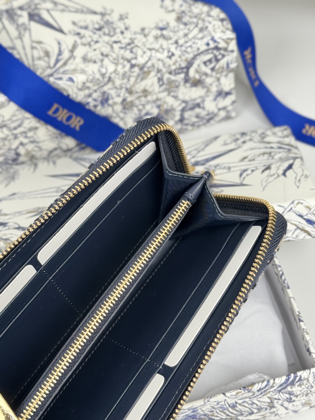💰270💰dior 长款拉链钱包，提花布 Dior Oblique 搭配深蓝色头层牛皮，容量大双隔层，8卡位plus轻松收 纳 现金 信用卡 零钱
款号：S2189
尺寸：19.5.×10.5×3cm