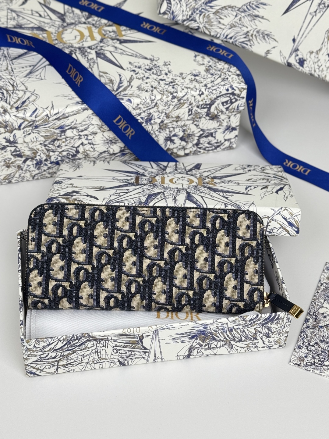 💰270💰dior 长款拉链钱包，提花布 Dior Oblique 搭配深蓝色头层牛皮，容量大双隔层，8卡位plus轻松收 纳 现金 信用卡 零钱
款号：S2189
尺寸：19.5.×10.5×3cm