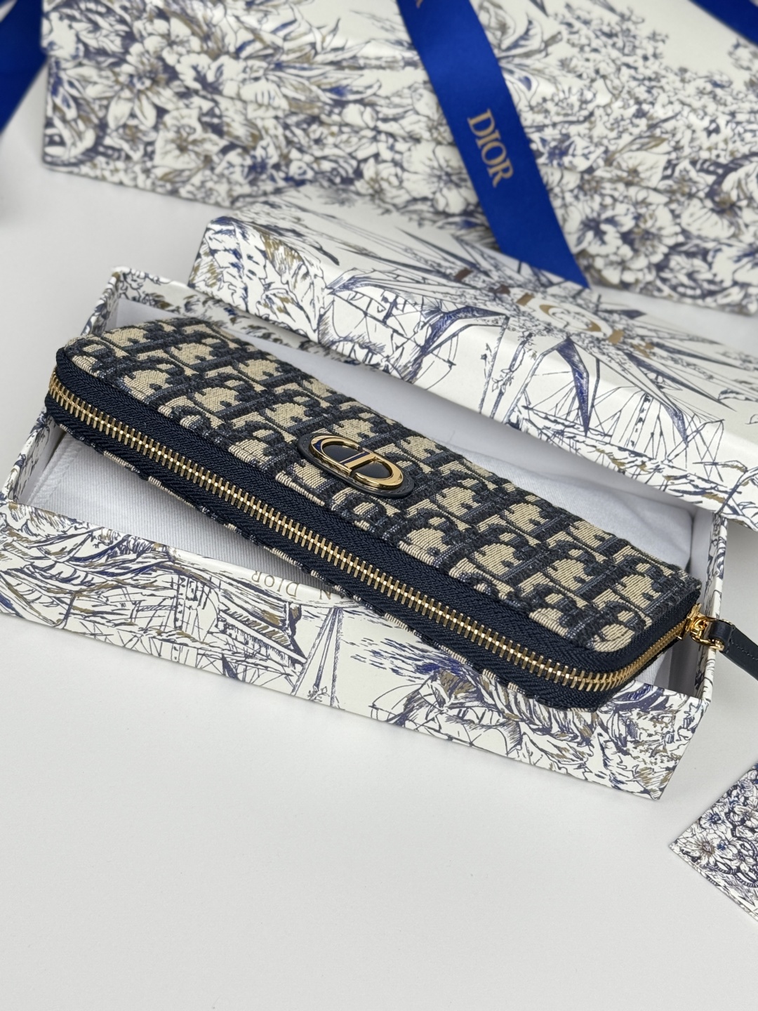 💰270💰dior 长款拉链钱包，提花布 Dior Oblique 搭配深蓝色头层牛皮，容量大双隔层，8卡位plus轻松收 纳 现金 信用卡 零钱
款号：S2189
尺寸：19.5.×10.5×3cm