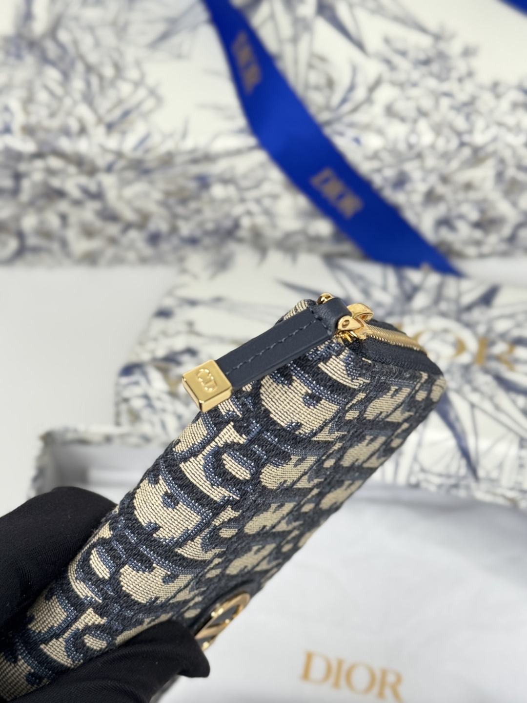 💰270💰dior 长款拉链钱包，提花布 Dior Oblique 搭配深蓝色头层牛皮，容量大双隔层，8卡位plus轻松收 纳 现金 信用卡 零钱
款号：S2189
尺寸：19.5.×10.5×3cm