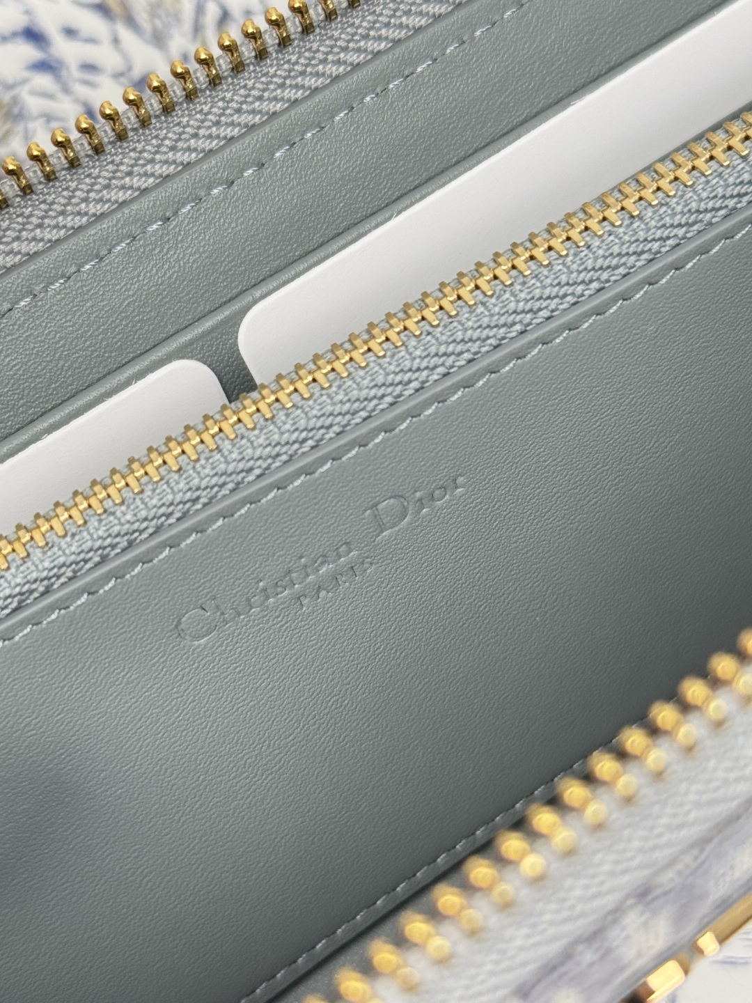 💰270💰dior 长款拉链钱包，提花布 Dior Oblique 搭配深蓝色头层牛皮，容量大双隔层，8卡位plus轻松收 纳 现金 信用卡 零钱
款号：S2189
尺寸：19.5.×10.5×3cm