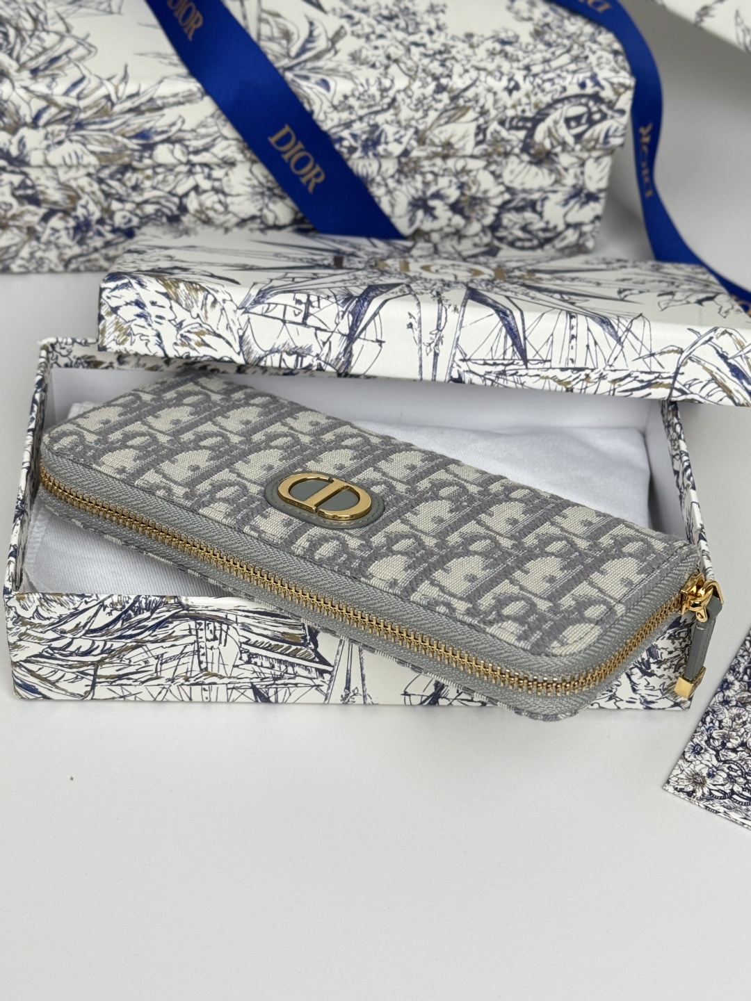 💰270💰dior 长款拉链钱包，提花布 Dior Oblique 搭配深蓝色头层牛皮，容量大双隔层，8卡位plus轻松收 纳 现金 信用卡 零钱
款号：S2189
尺寸：19.5.×10.5×3cm