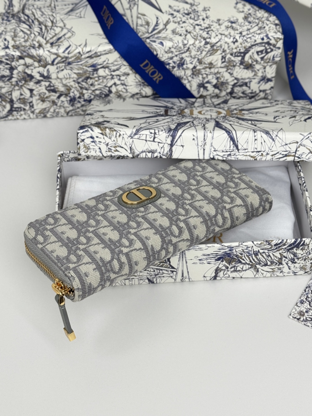 💰270💰dior 长款拉链钱包，提花布 Dior Oblique 搭配深蓝色头层牛皮，容量大双隔层，8卡位plus轻松收 纳 现金 信用卡 零钱
款号：S2189
尺寸：19.5.×10.5×3cm