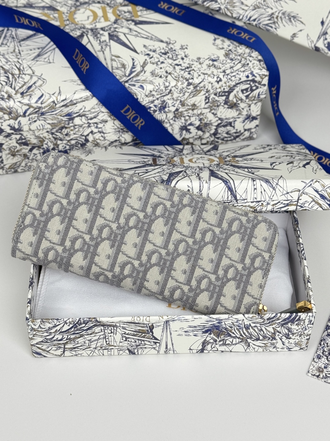 💰270💰dior 长款拉链钱包，提花布 Dior Oblique 搭配深蓝色头层牛皮，容量大双隔层，8卡位plus轻松收 纳 现金 信用卡 零钱
款号：S2189
尺寸：19.5.×10.5×3cm