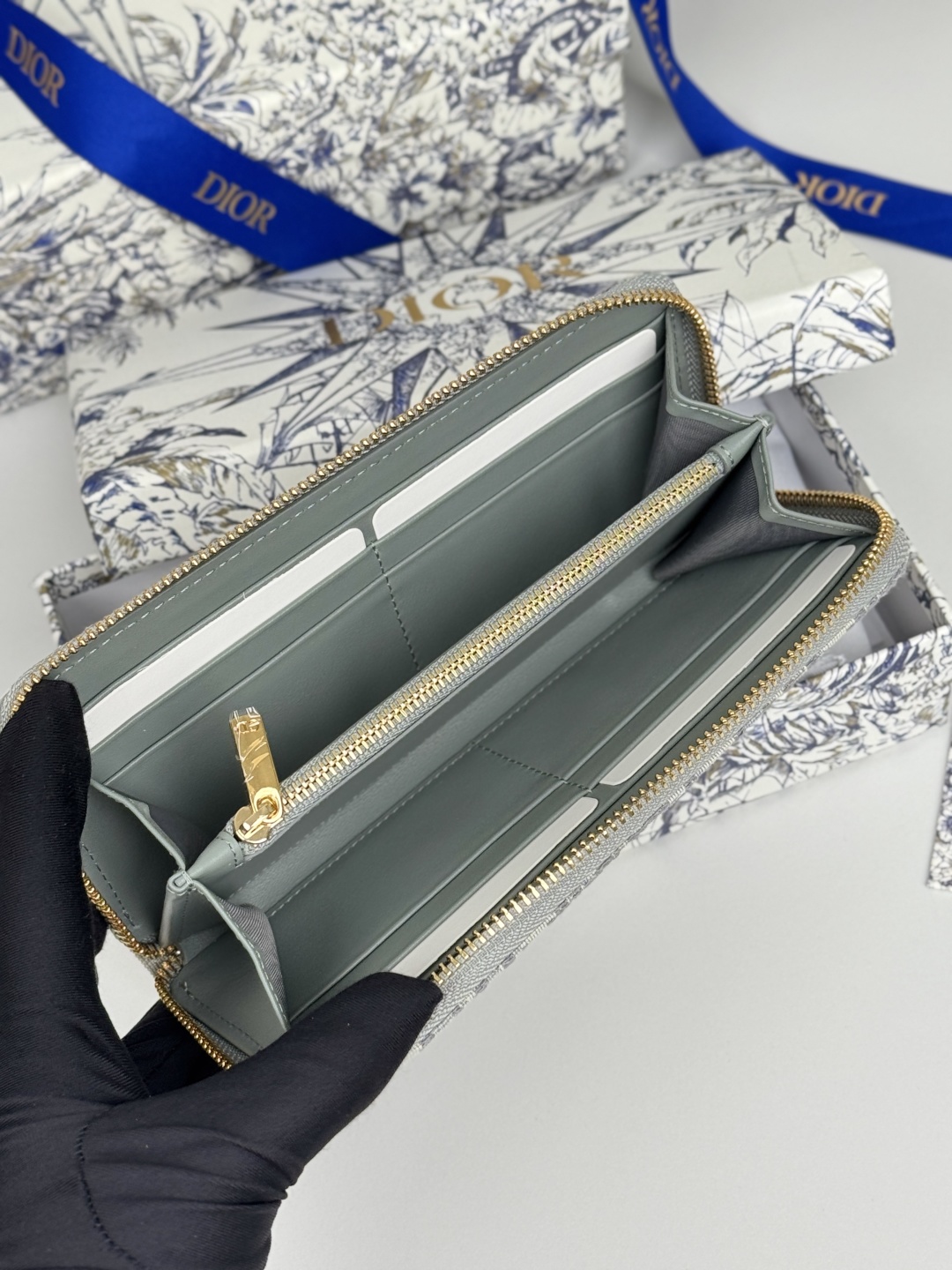 💰270💰dior 长款拉链钱包，提花布 Dior Oblique 搭配深蓝色头层牛皮，容量大双隔层，8卡位plus轻松收 纳 现金 信用卡 零钱
款号：S2189
尺寸：19.5.×10.5×3cm