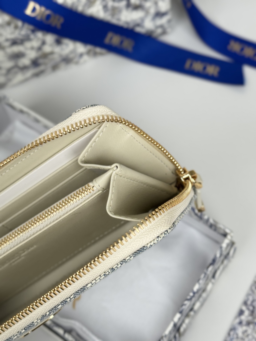 💰270💰dior 长款拉链钱包，提花布 Dior Oblique 搭配深蓝色头层牛皮，容量大双隔层，8卡位plus轻松收 纳 现金 信用卡 零钱
款号：S2189
尺寸：19.5.×10.5×3cm