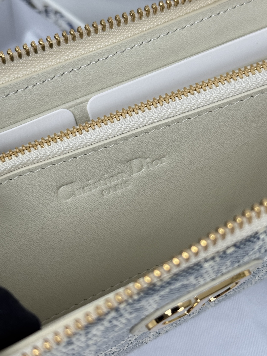 💰270💰dior 长款拉链钱包，提花布 Dior Oblique 搭配深蓝色头层牛皮，容量大双隔层，8卡位plus轻松收 纳 现金 信用卡 零钱
款号：S2189
尺寸：19.5.×10.5×3cm